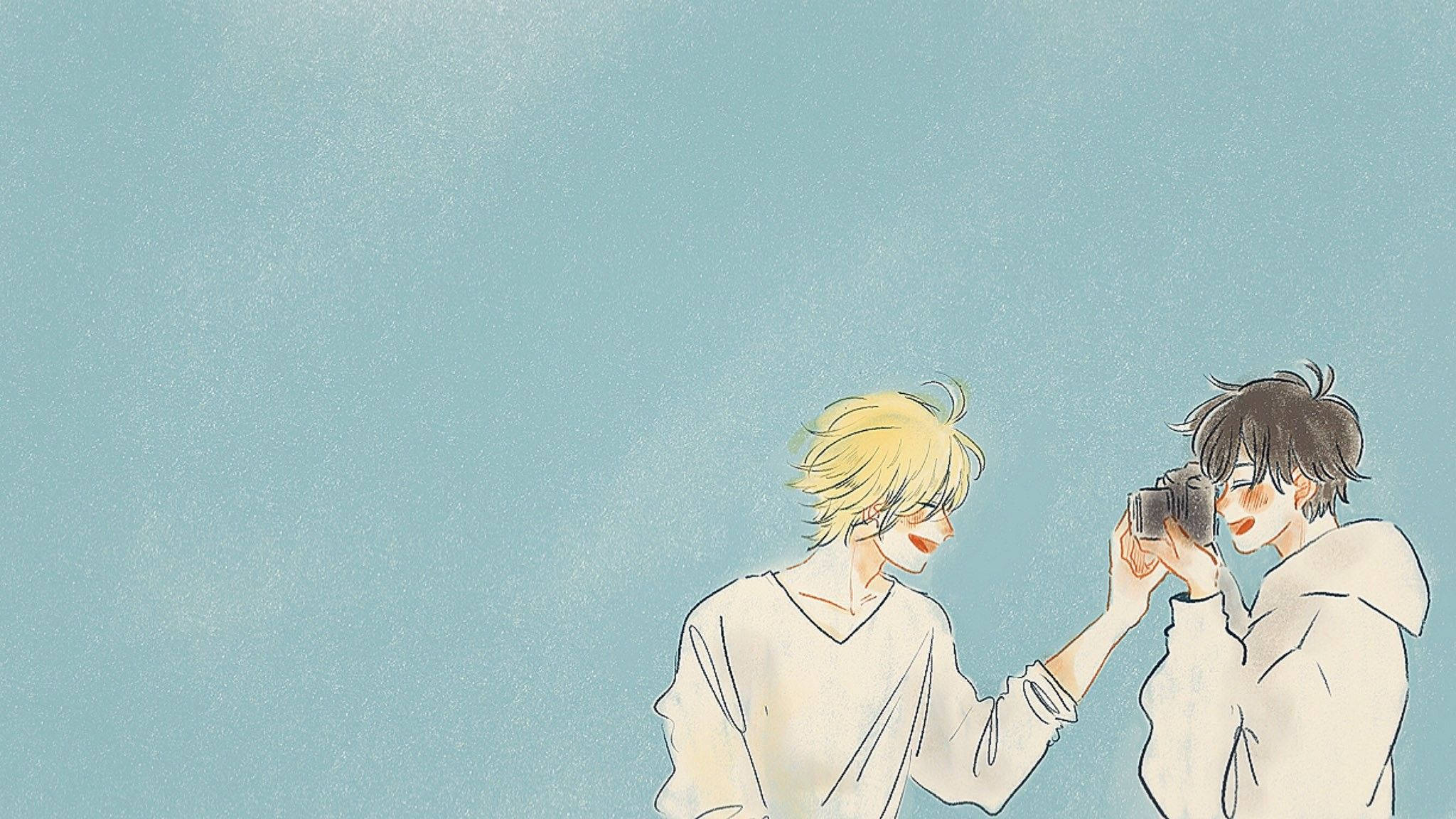 《香蕉魚》Eiji Okumura 漫畫藝術 壁紙 — 兩個動漫風格的男孩穿著白色連帽衫，在柔和的藍色背景下，其中一個拿著相機捕捉另一個微笑的臉龐，分享一個俏皮的時刻。