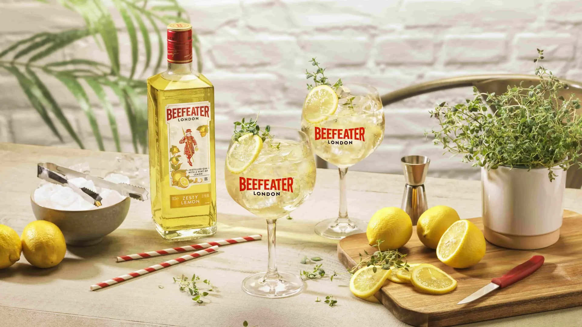 木桌上 Beefeater 氈酒雞尾酒配檸檬和百里香。
