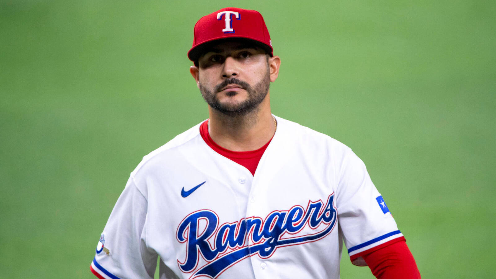 棒球運動員身穿Rangers球衣在球場上