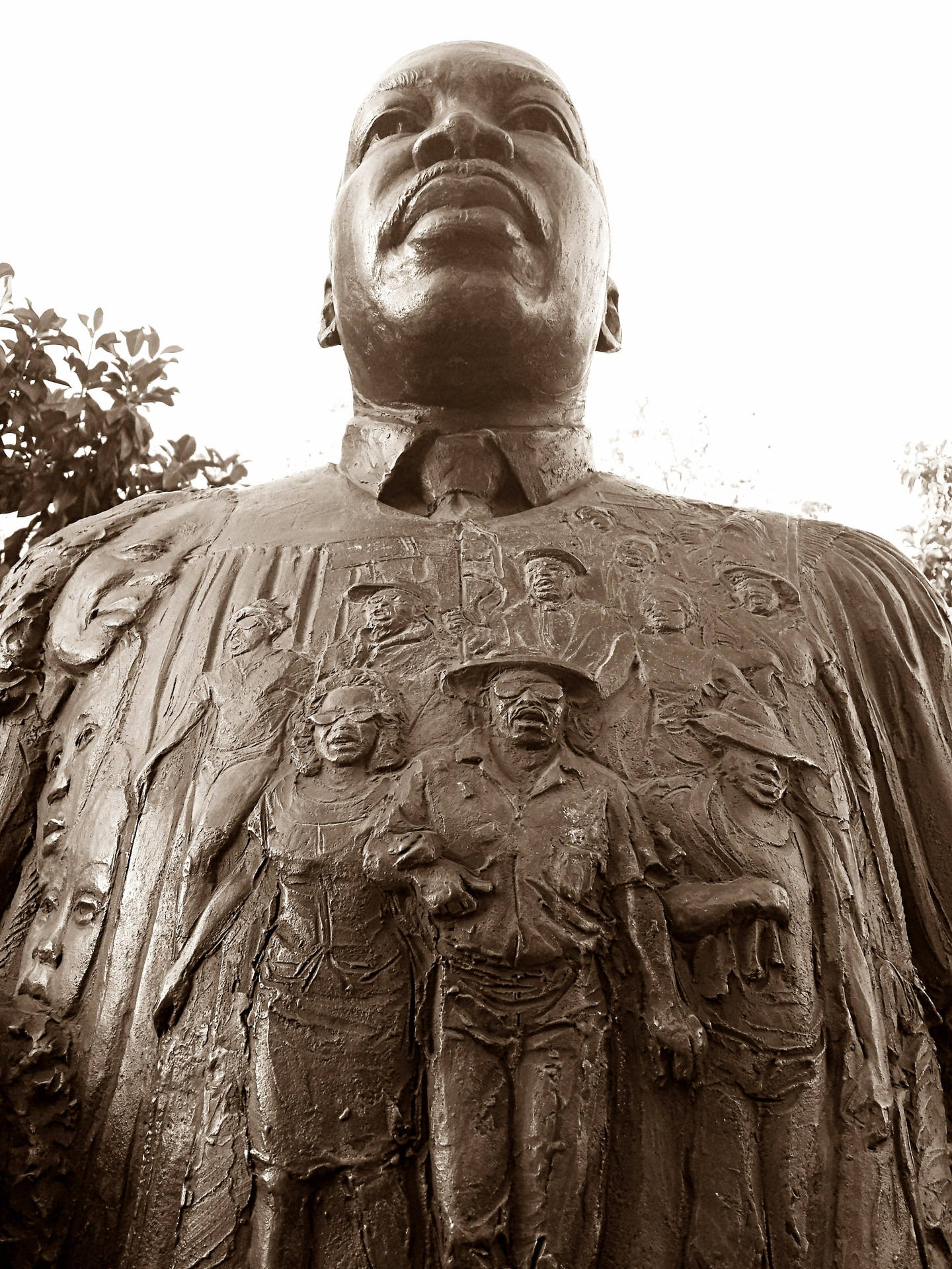 馬丁·路德·金嘅銅像，胸前刻有抗議者。 — 马丁·路德·金 壁紙