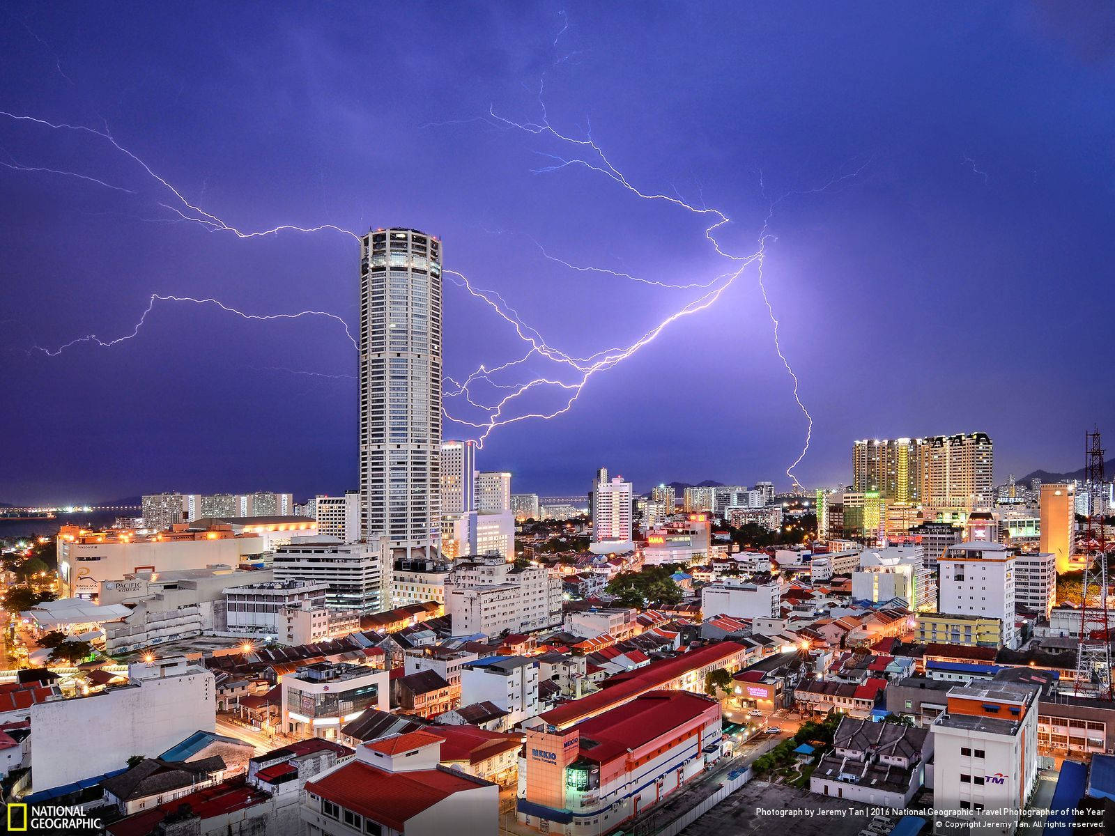 暴風雨之夜，城市天際線被生動的閃電照亮。