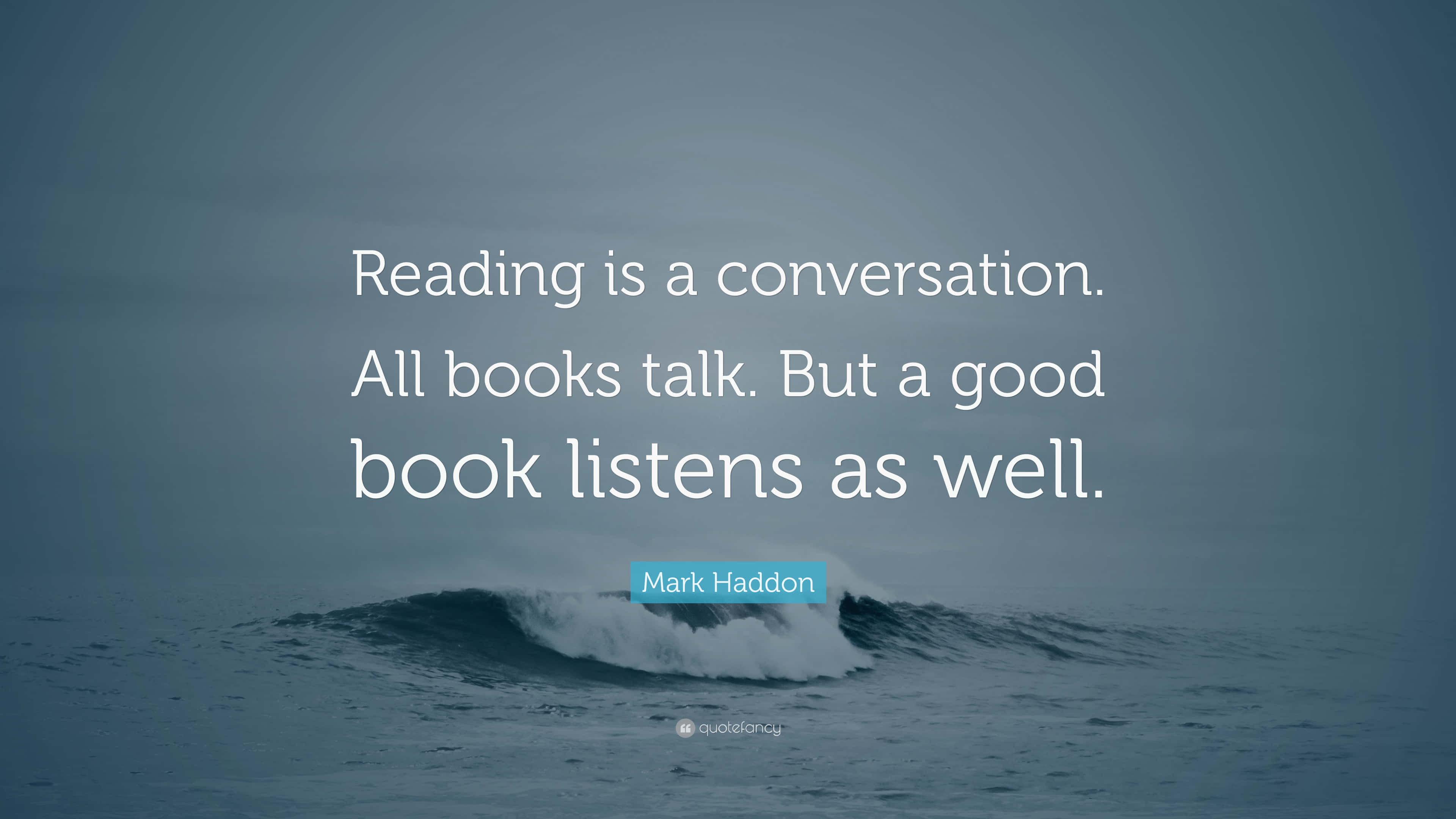 Reading 桌布 壁紙 — 馬克·哈登的一句名言疊加在陰天下一道憂鬱的海浪上。