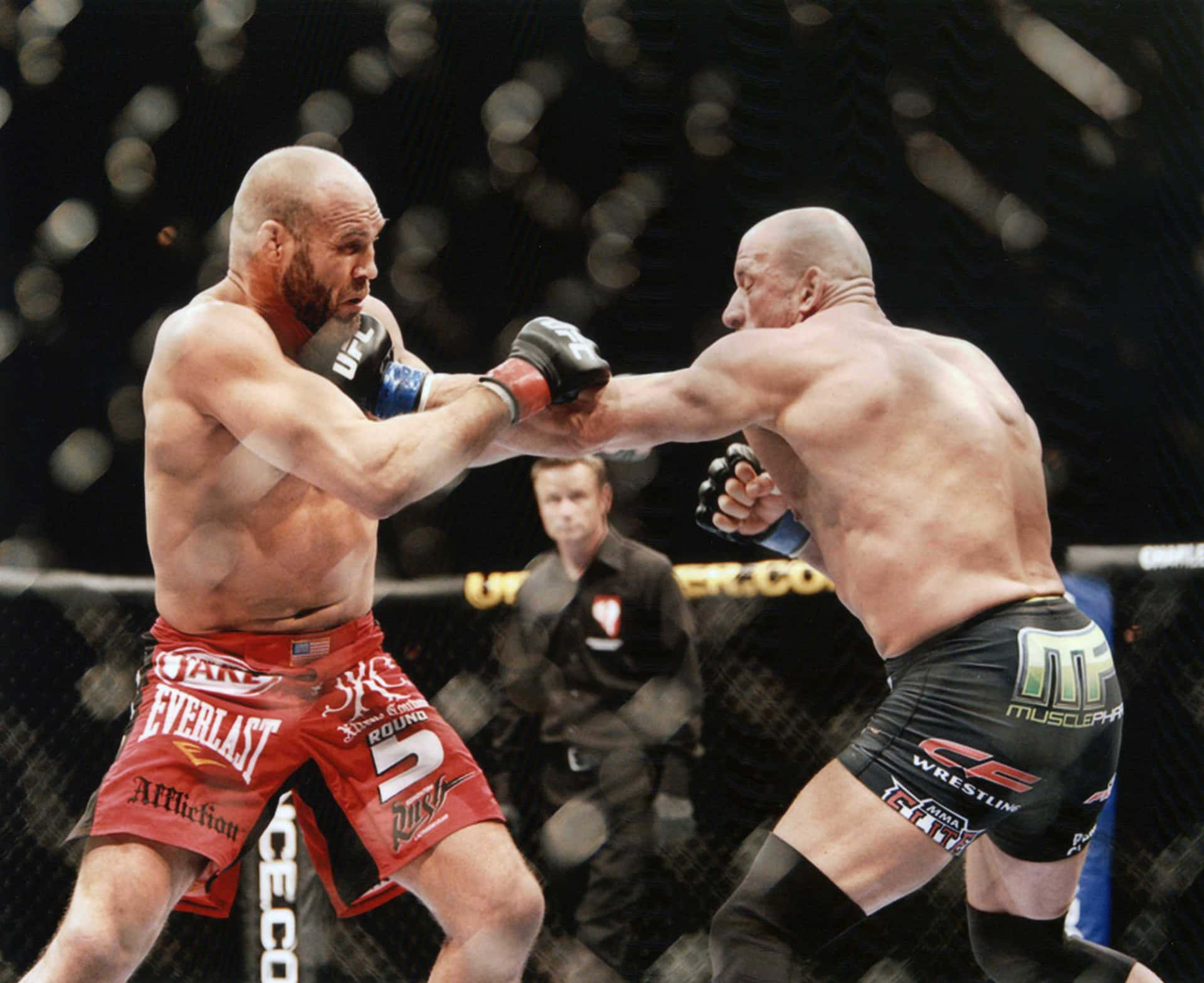 兩名MMA拳手在比賽中於八角籠內互相揮拳。