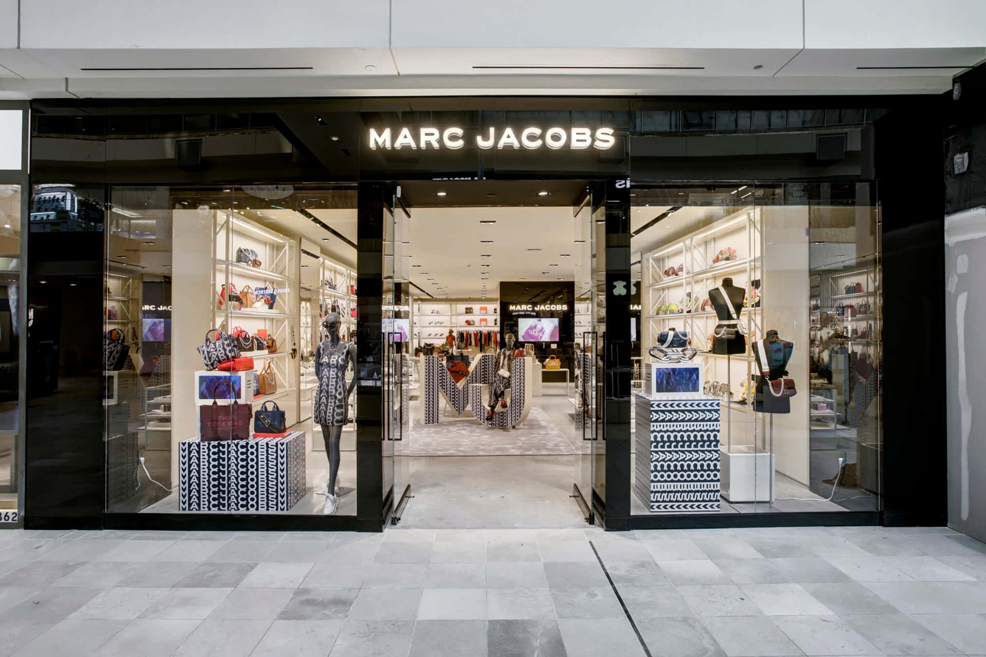 Marc Jacobs時裝店，玻璃窗內有人體模型。