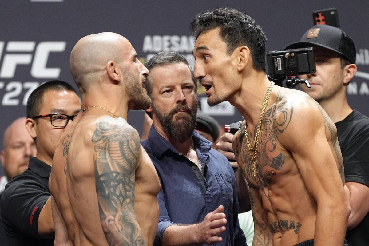 兩名赤裸上身的MMA拳手在UFC過磅時挑釁對峙。