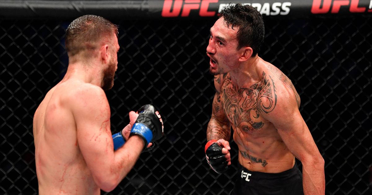 UFC比賽中，八角籠內兩名男性MMA拳手，身上可見血跡。
