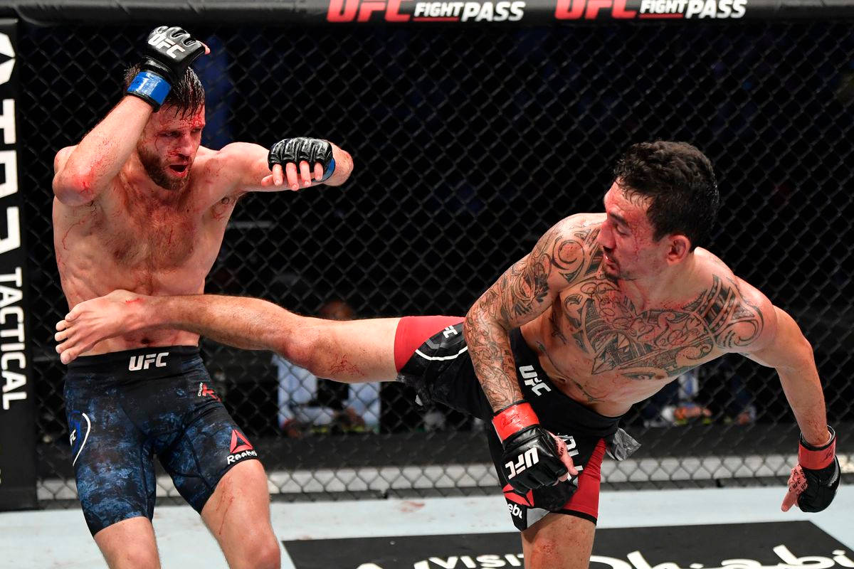 兩名男性MMA拳手在UFC鐵籠中交換高踢和防守阻擋。