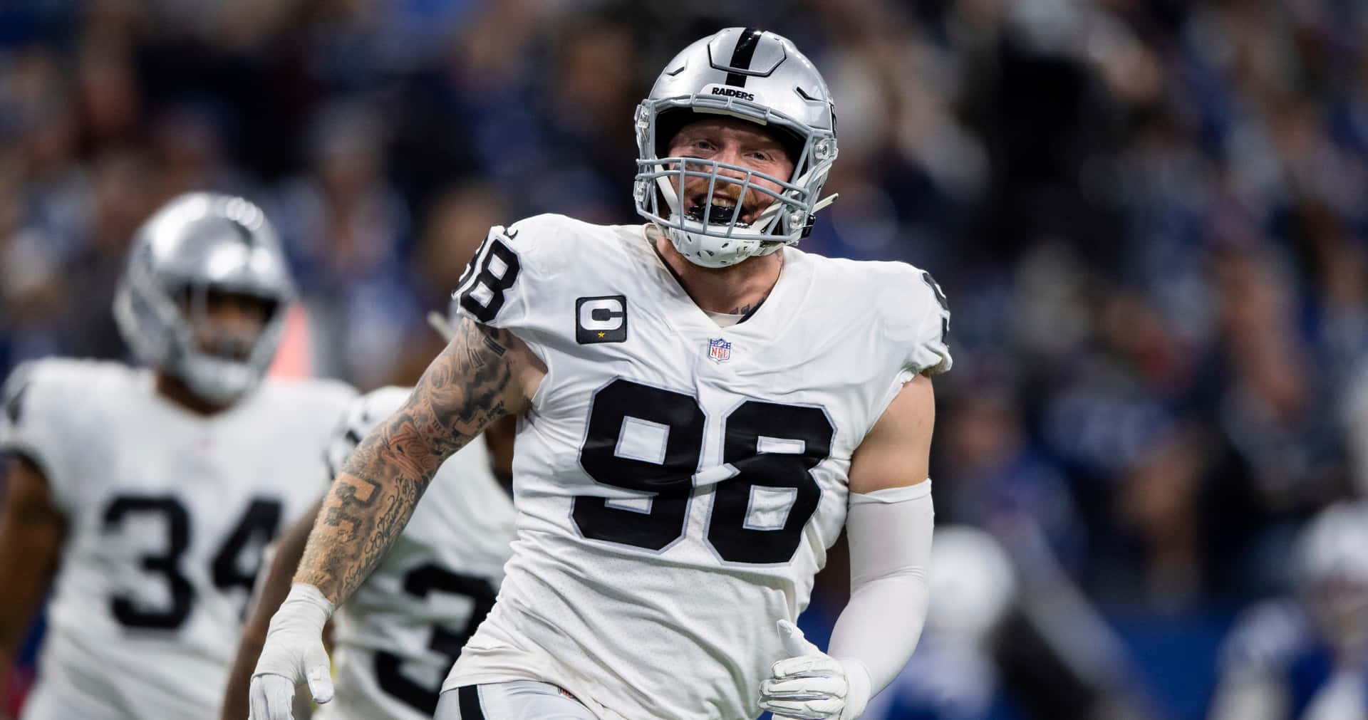 NFL球員98號在比賽中在場上奔跑