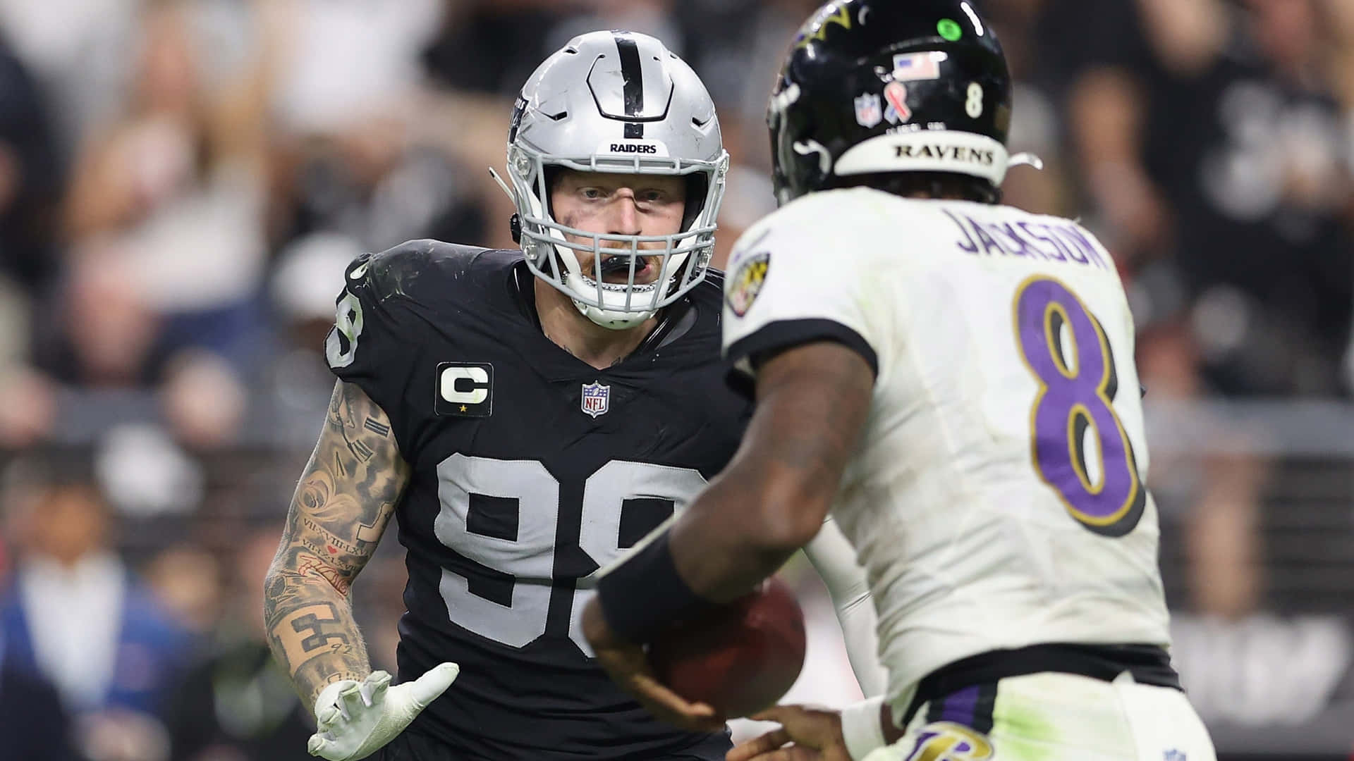 NFL線衛與四分衛在夜間比賽中行動。
