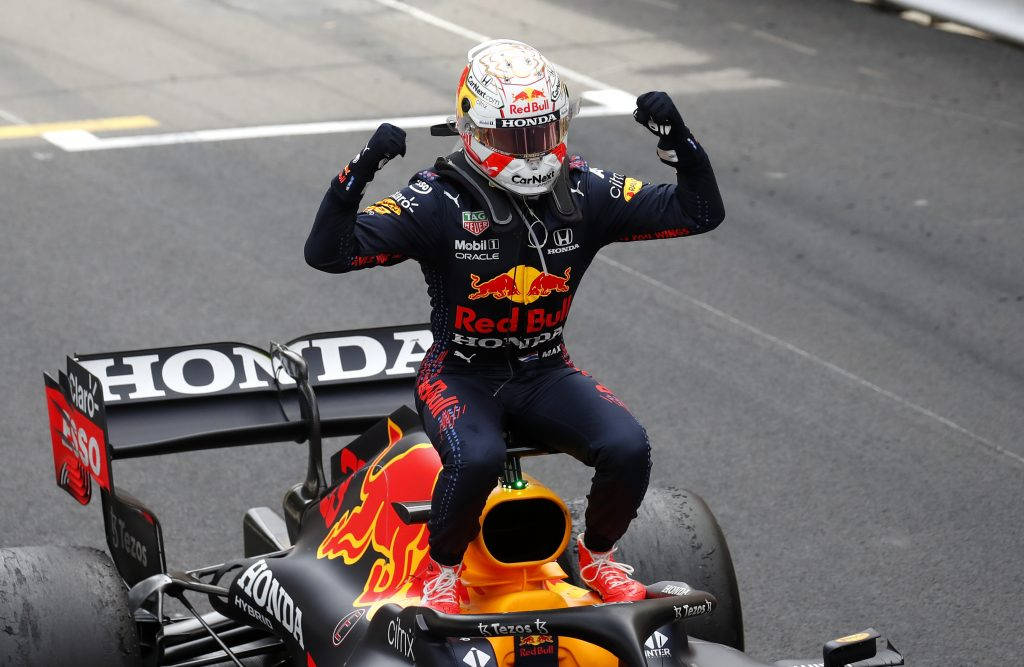 F1車手在賽車頂上慶祝勝利。