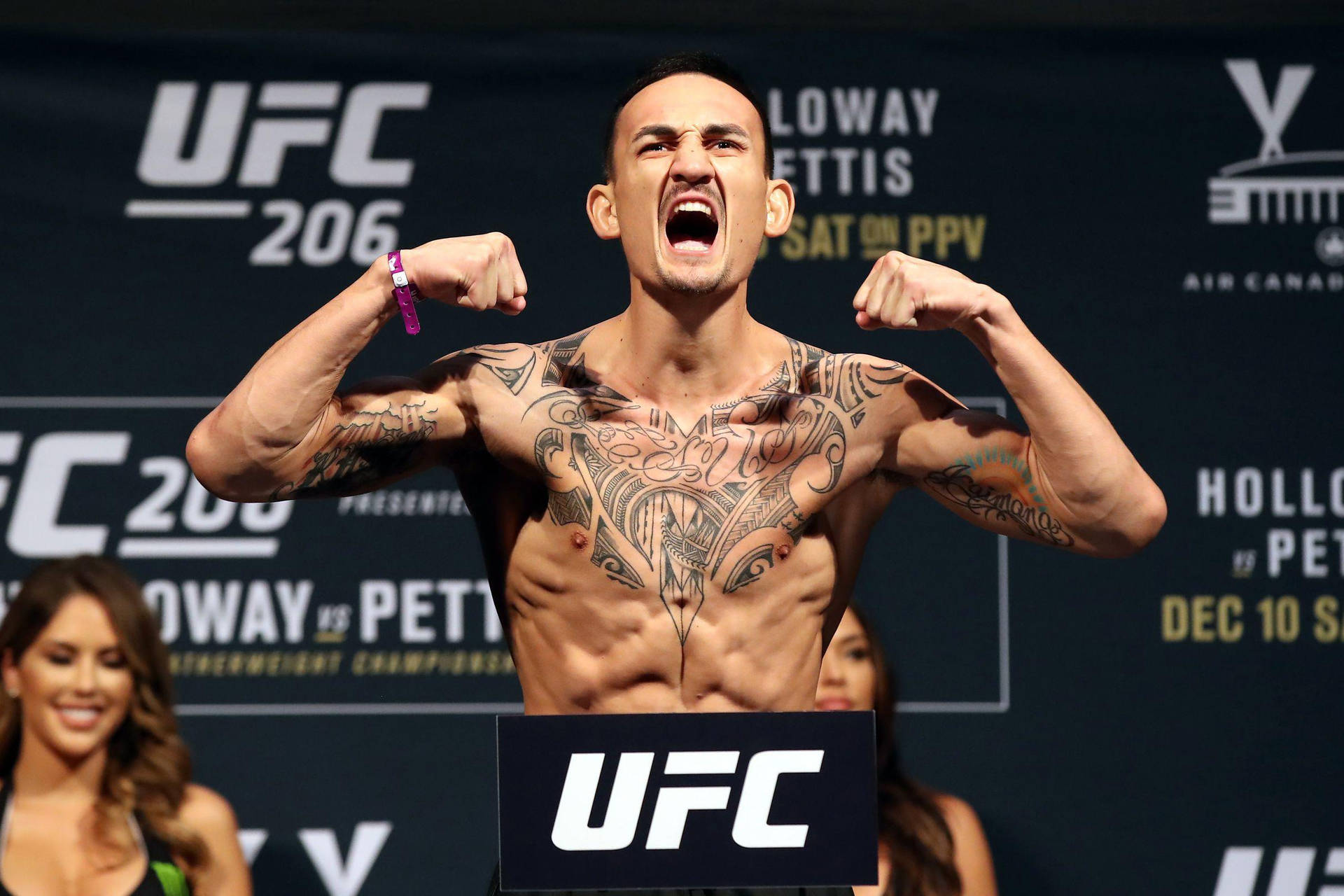 UFC拳手在稱重活動中展示肌肉並大喊