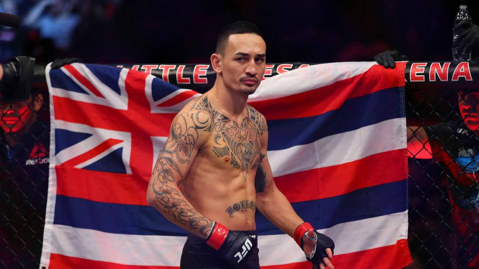 紋身MMA拳手在八角籠中手持英國國旗和泰國國旗。