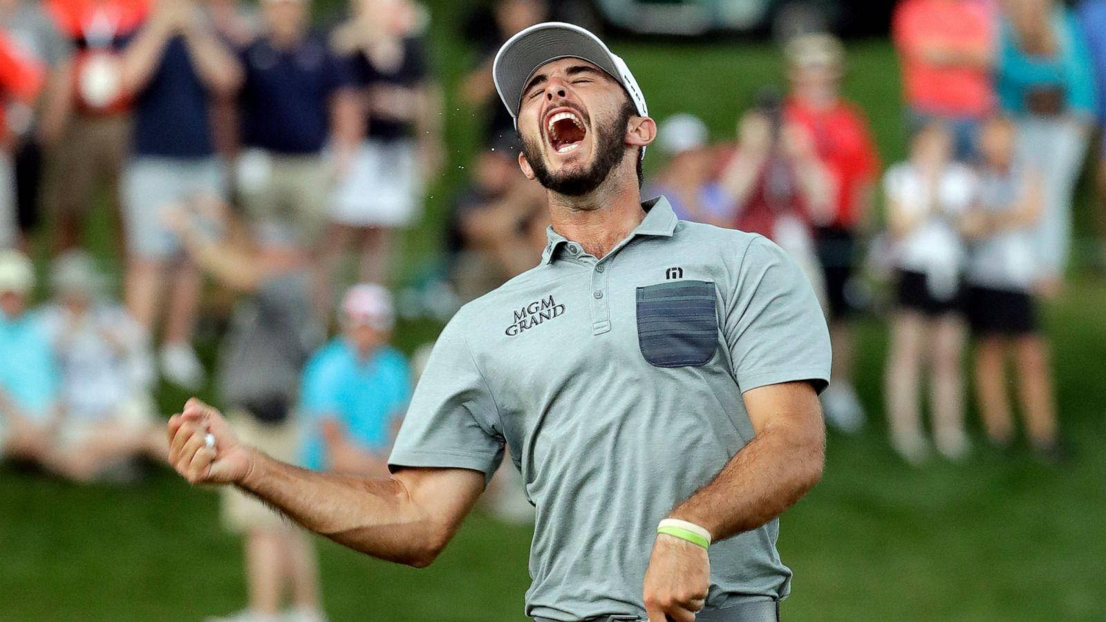 高爾夫球手在陽光明媚的高爾夫球場上高舉雙臂慶祝勝利。