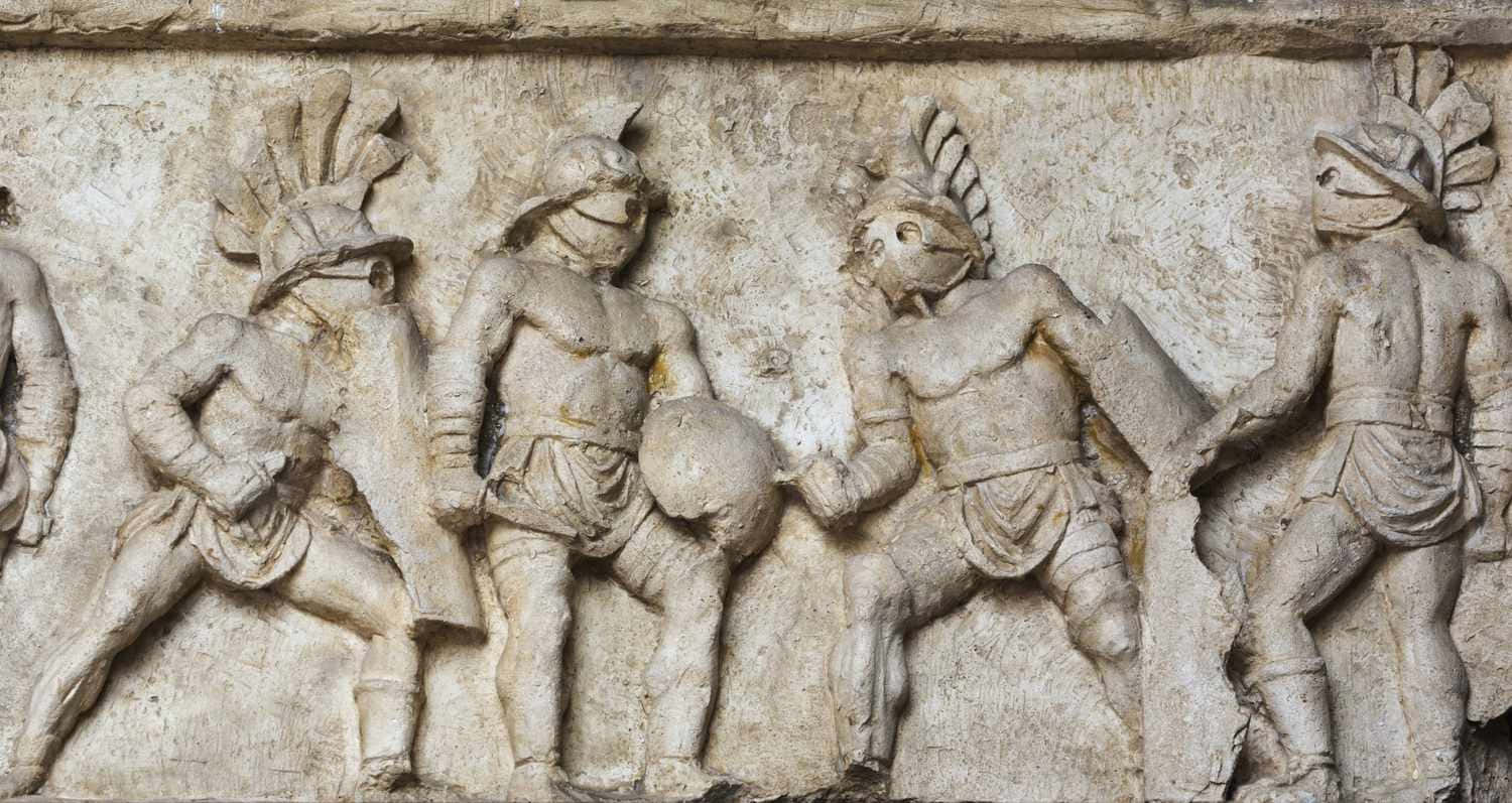 雕刻的古代石浮雕，展現身穿盔甲的戰士在戰鬥中。