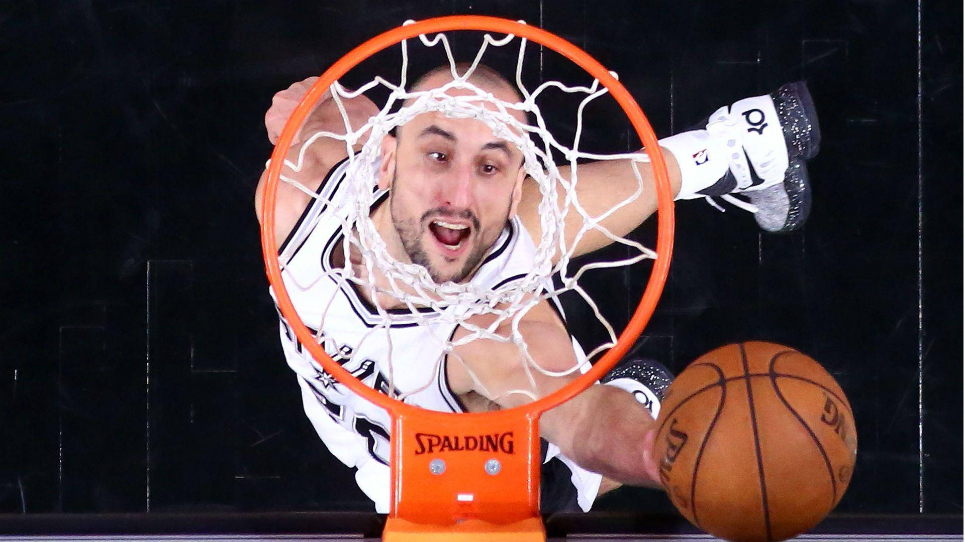 運動員透過 Spalding 籃框完成強力灌籃。