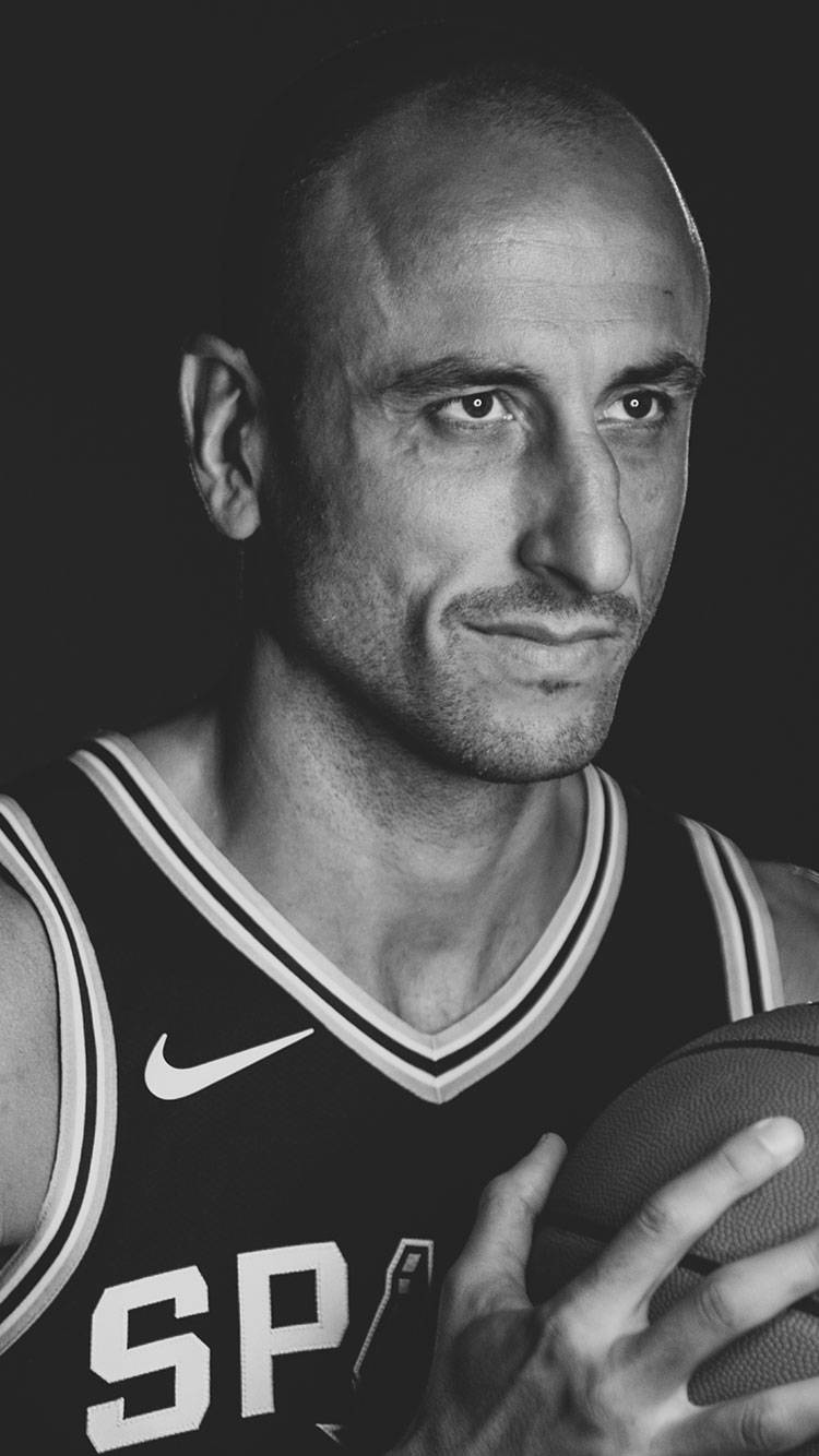 光頭籃球運動員身穿Spurs球衣，在工作室肖像中手持籃球。