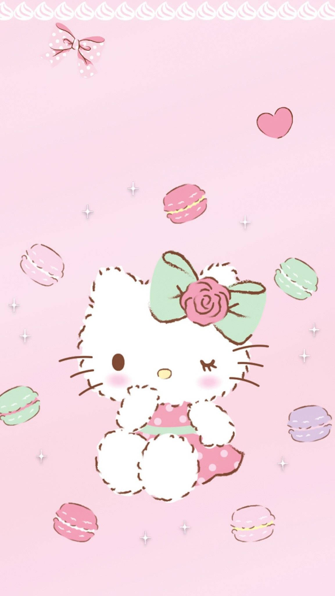 馬卡龍與卡通Hello Kitty頭像 壁紙 — Hello Kitty 甜美地坐在柔軟的粉紅色背景上，周圍環繞著色彩繽紛的馬卡龍和心形圖案。