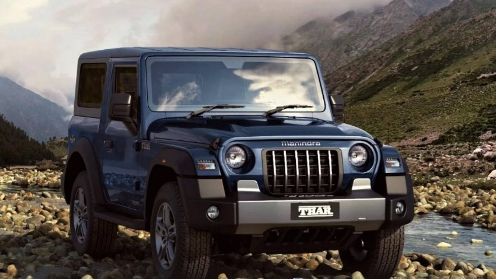藍色Mahindra Thar SUV停喺山附近嘅岩石河岸