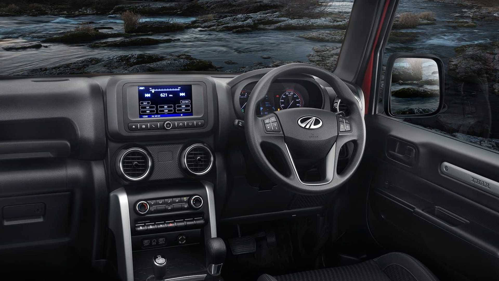 黑色Mahindra Thar SUV內部，透過擋風玻璃看到雪覆蓋的河流景色。