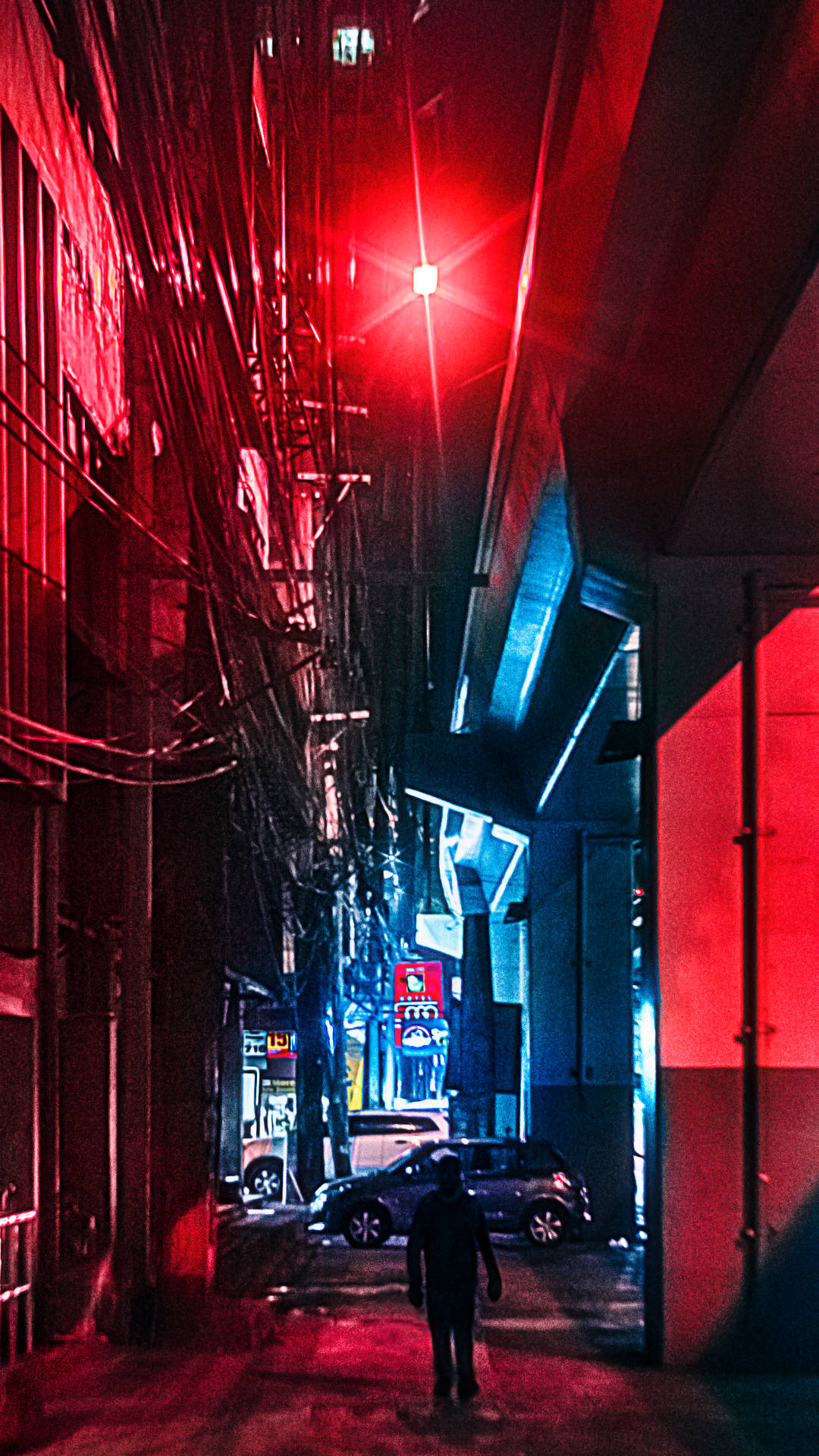 馬尼拉街景紅色美學 壁紙 — 一個孤獨的身影在夜晚走下一條狹窄的霓虹小巷，紅色和藍色的燈光在潮濕的路面上投射出戲劇性的陰影。
