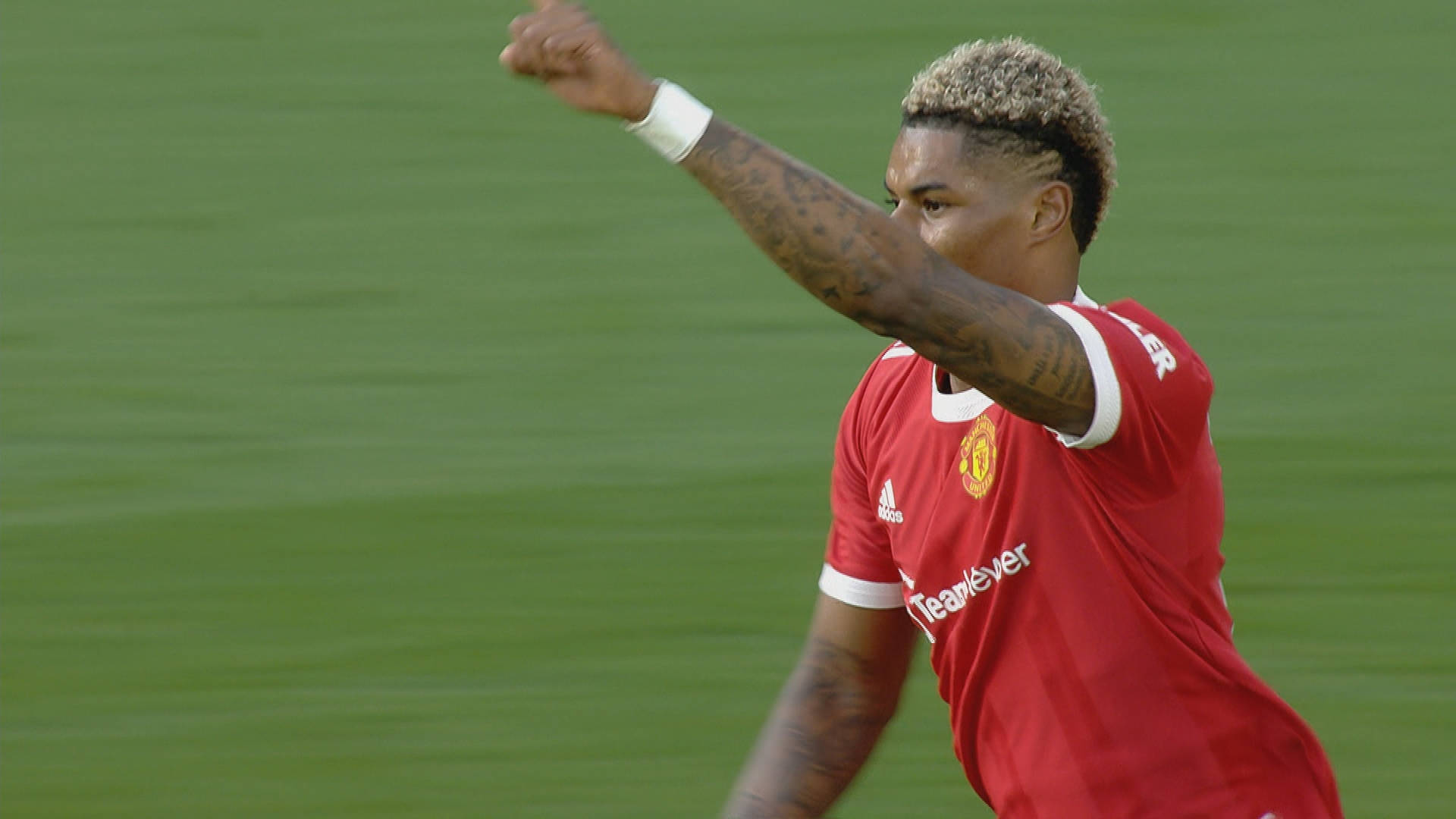 足球員在草地上舉起拳頭慶祝。