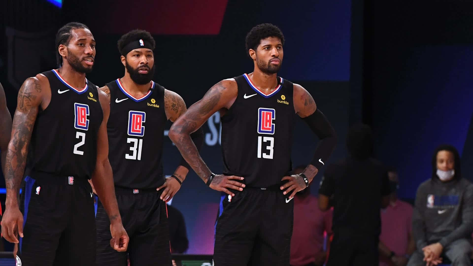 三名洛杉磯快艇籃球運動員在比賽中站在球場上