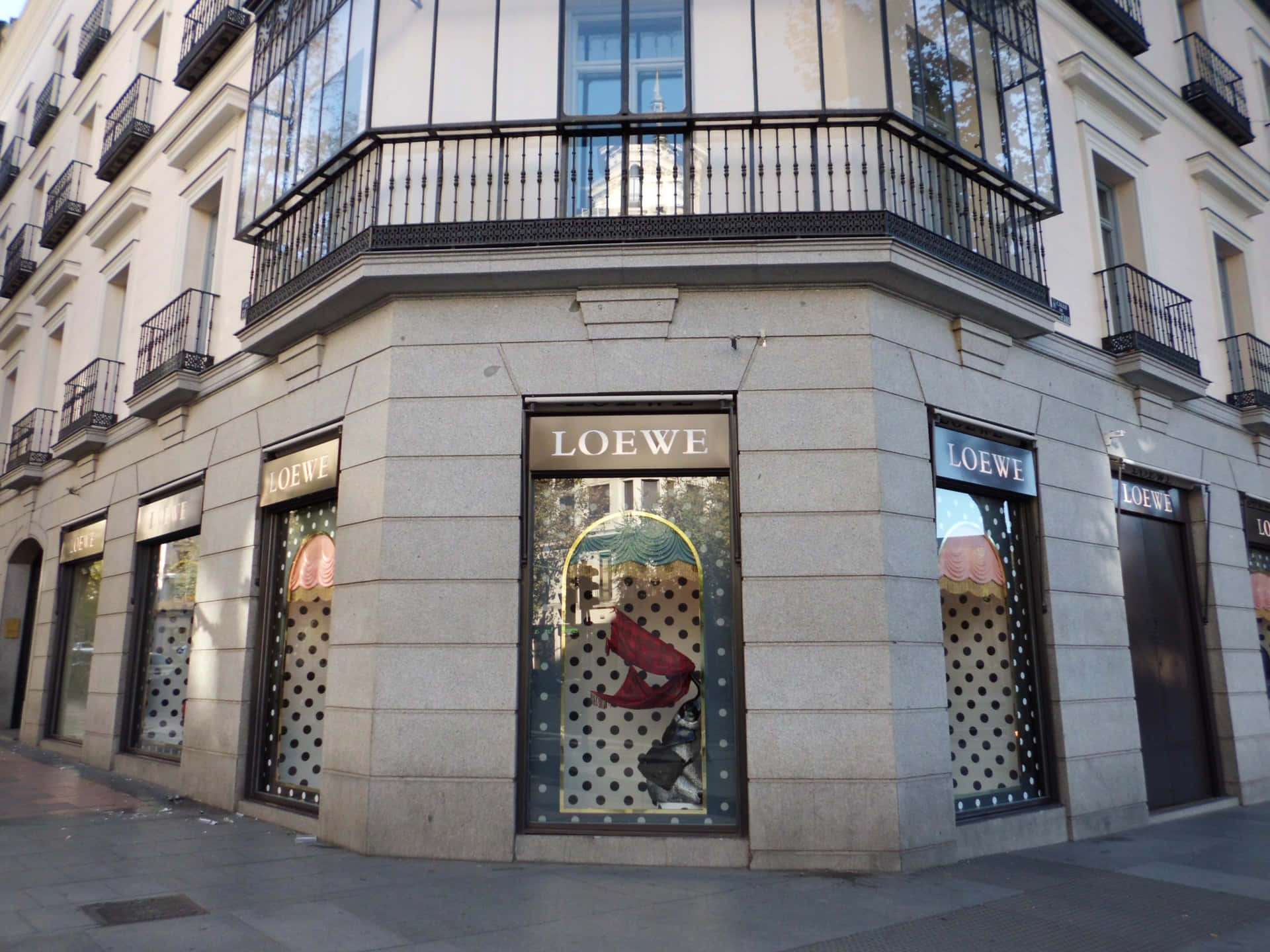 Loewe時尚店角落，圓點櫥窗展示和黑色鐵藝陽台。
