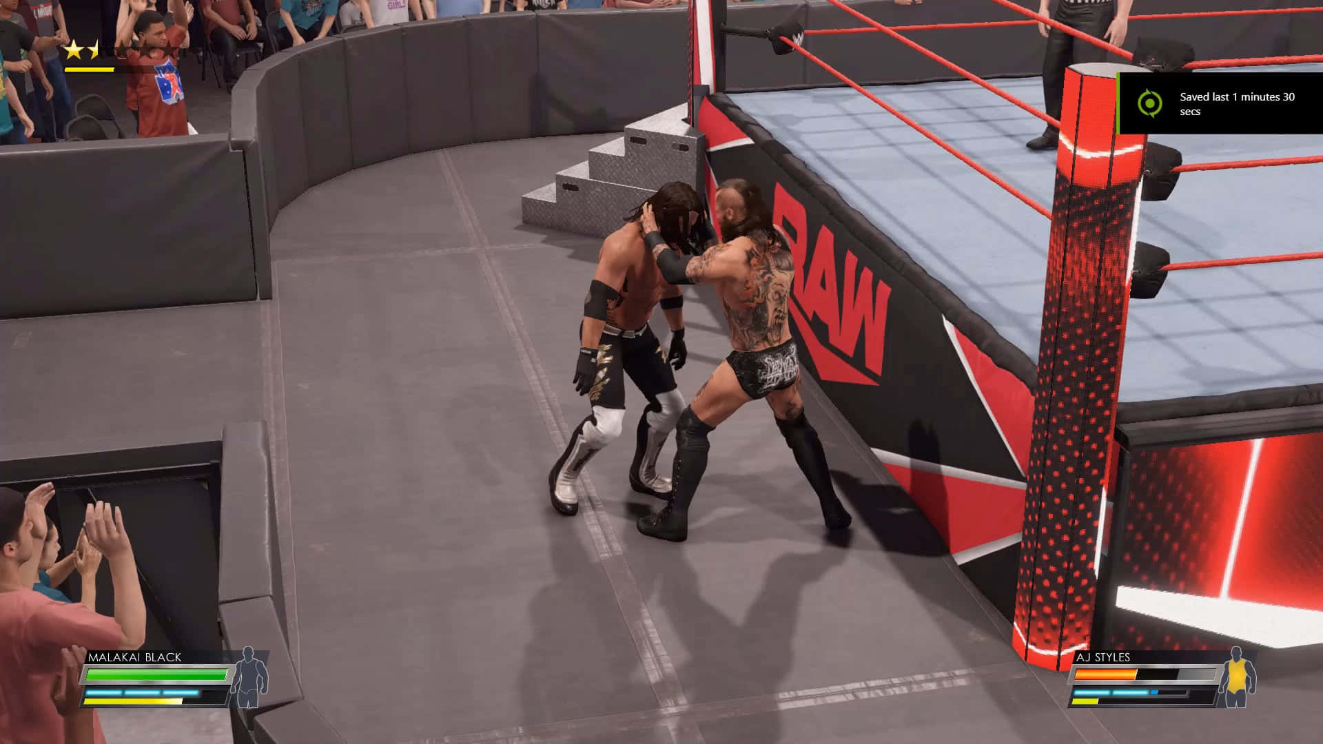 馬拉基·布萊克在WWE 2K遊戲中 壁紙 — 兩名摔角手在WWE RAW場館的擂台階梯附近激烈纏鬥，粉絲們歡呼助威。