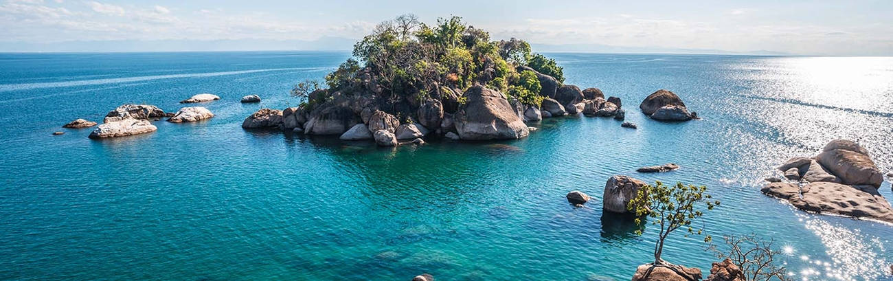 熱帶島嶼，岩石海岸和碧綠海水，在明媚陽光下。