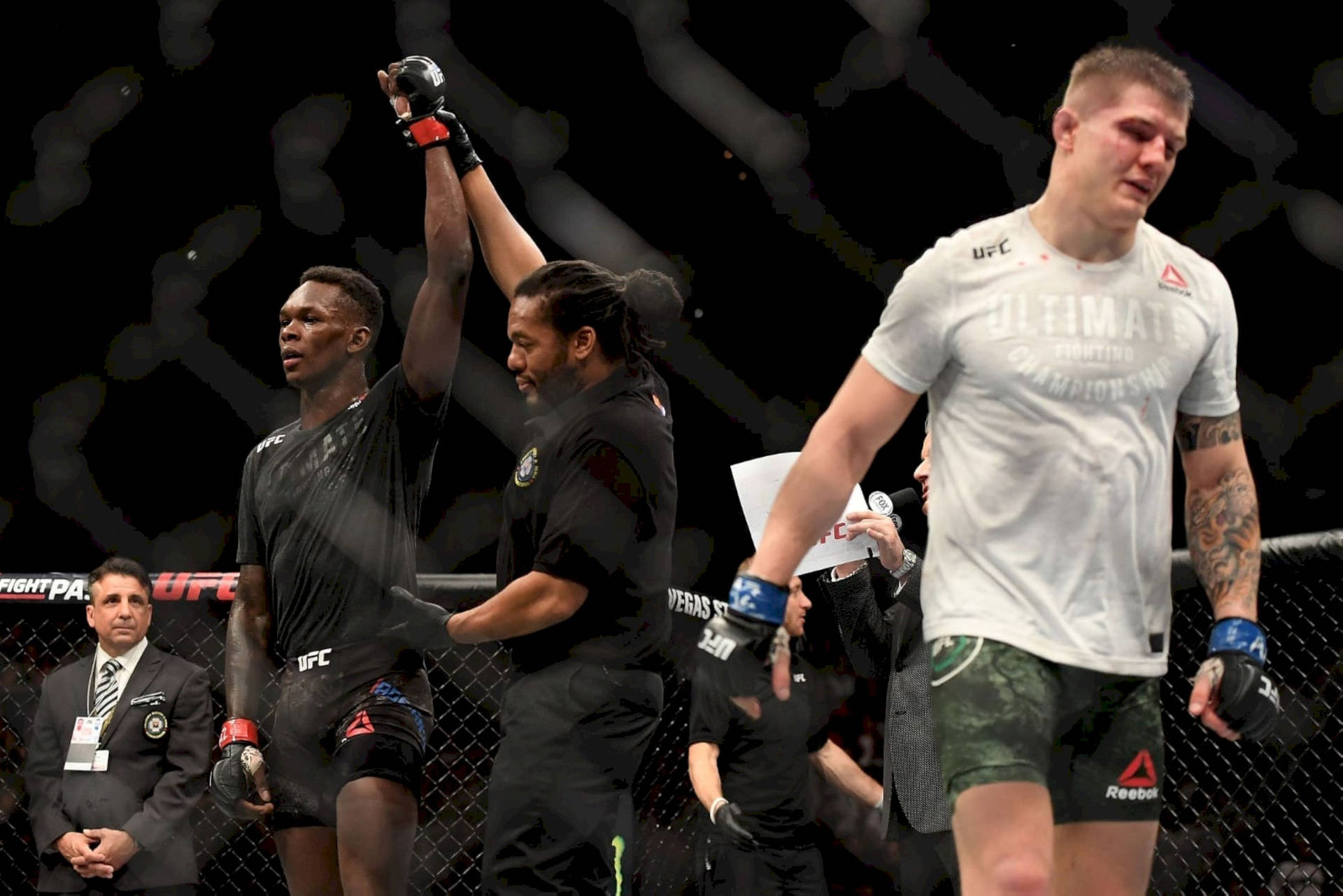UFC拳手在八角籠內慶祝勝利，贏得比賽後。