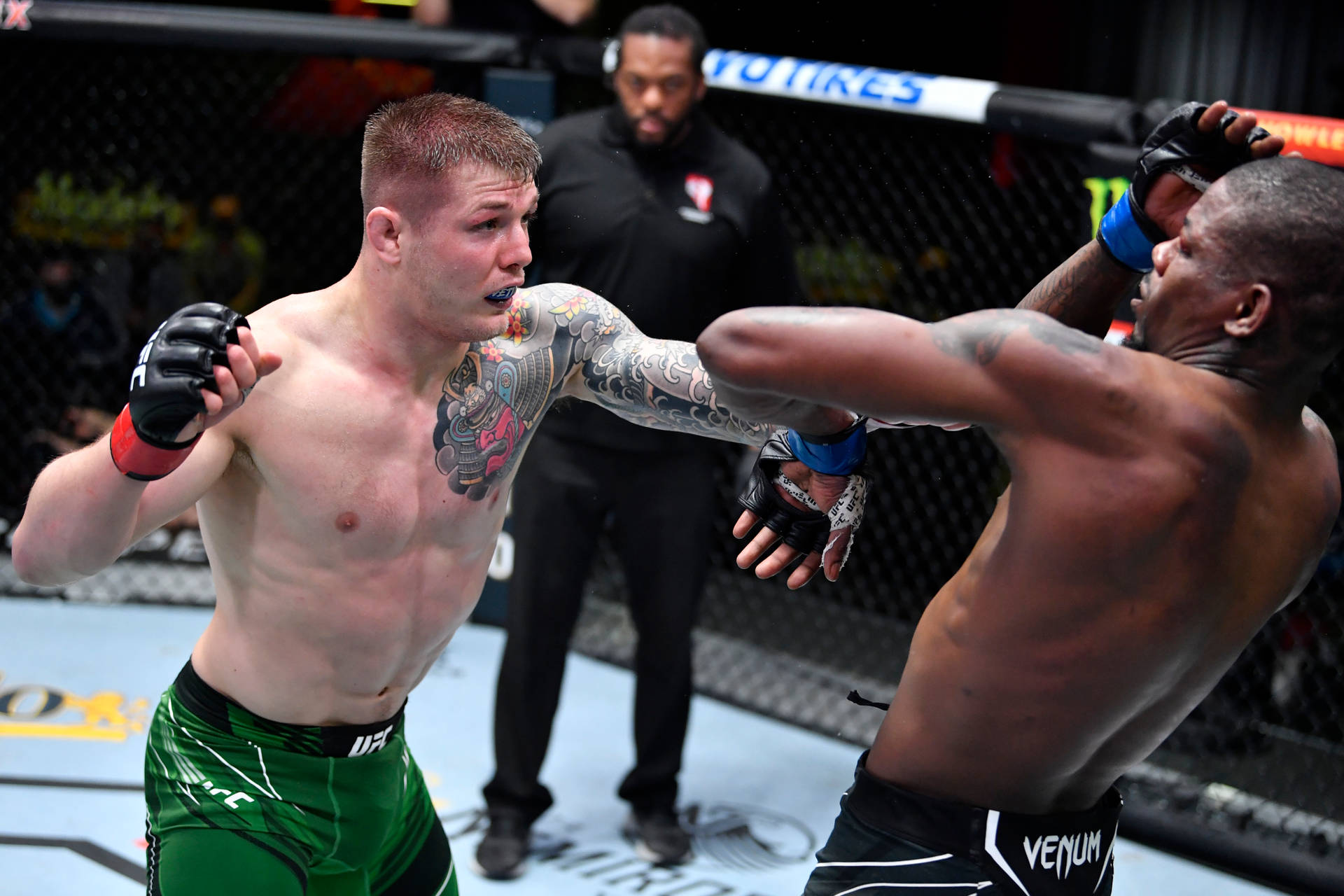 兩名MMA拳手在八角籠中於UFC比賽期間交換拳擊。