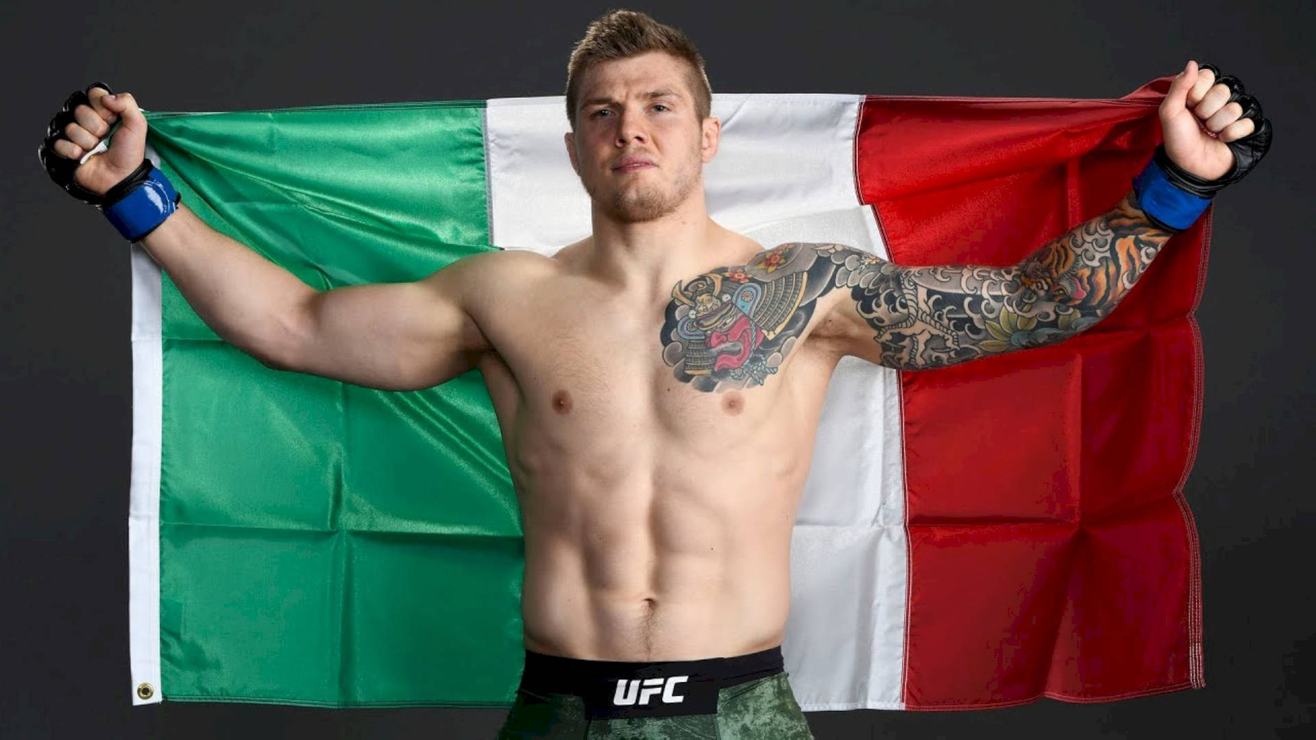 意大利MMA拳手在攝影棚中手持意大利國旗