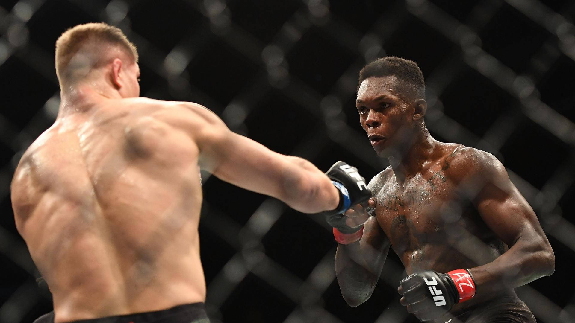 兩名MMA拳手在籠中比賽時互相出拳。