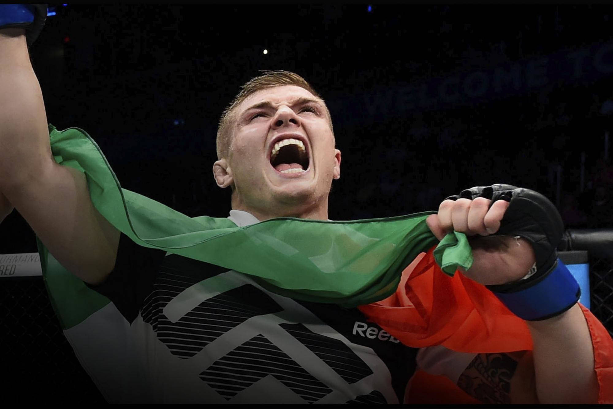 MMA拳手在八角籠內揮舞愛爾蘭國旗慶祝勝利