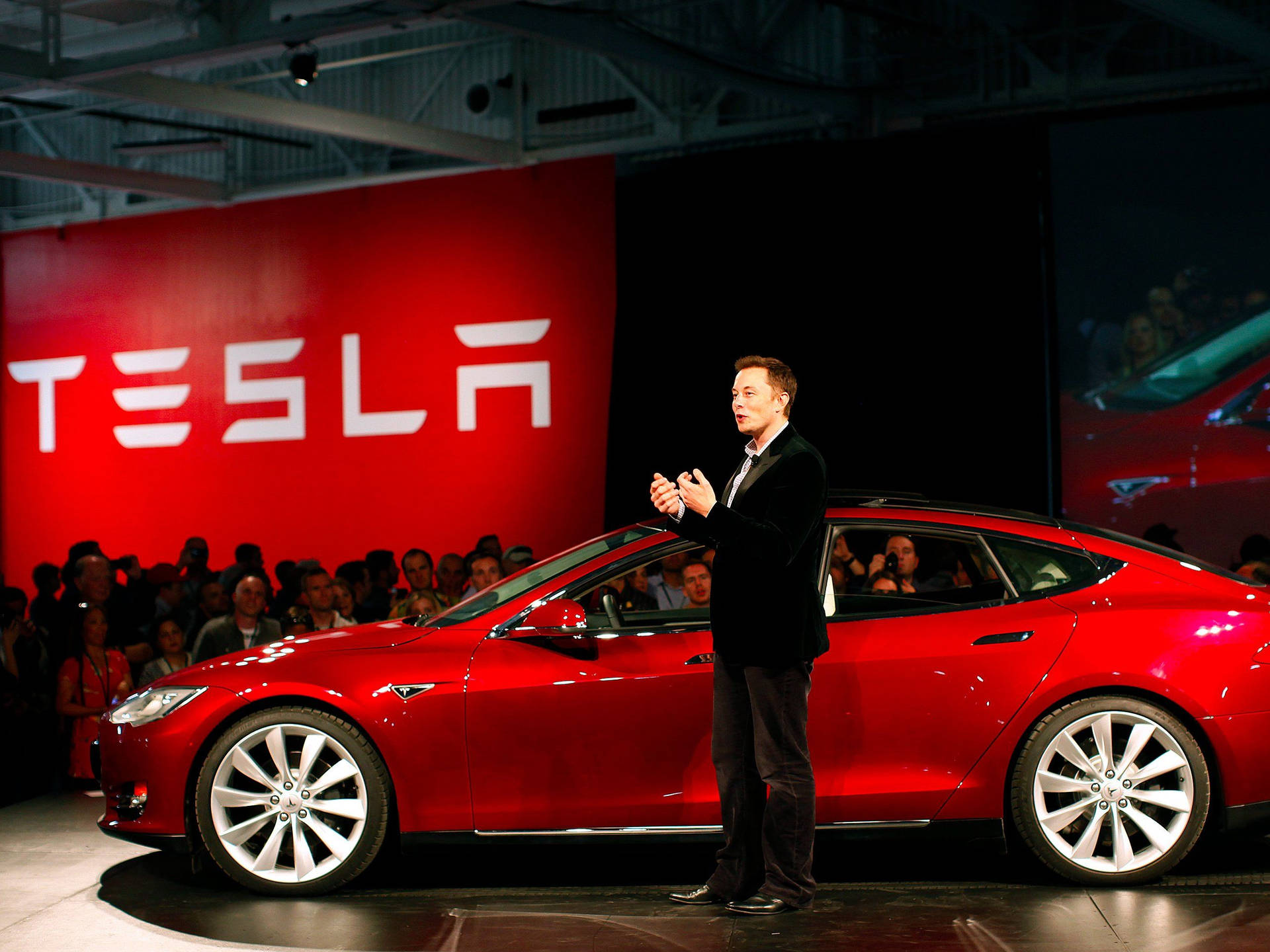 伊隆·馬斯克在產品發佈會上展示一輛紅色Tesla Model S。 — 馬斯克 壁紙