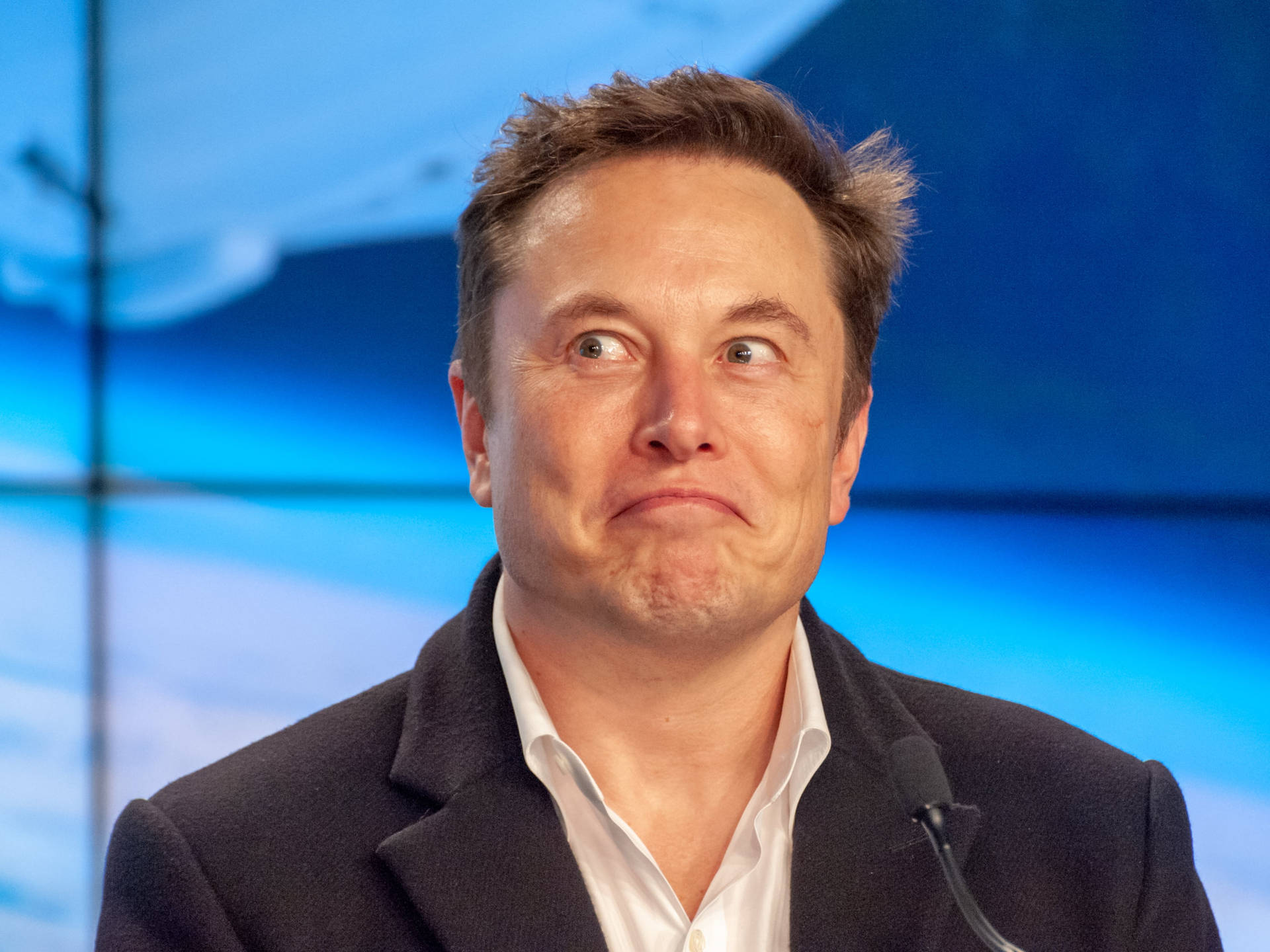 Elon Musk 在公開演講活動中做出搞笑表情。 — 馬斯克 壁紙