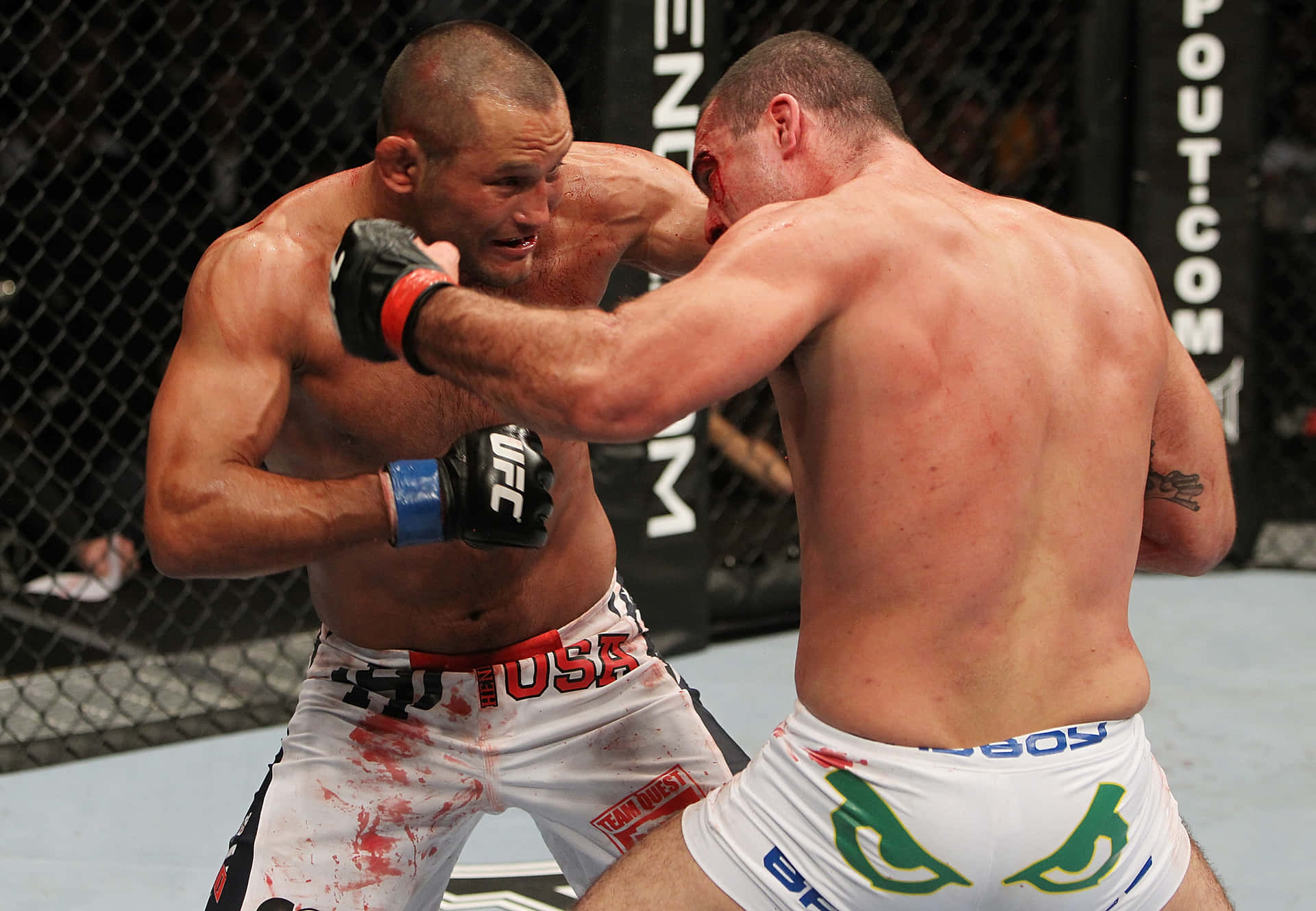 兩名男拳手在血腥的MMA八角籠比賽中互相出拳。