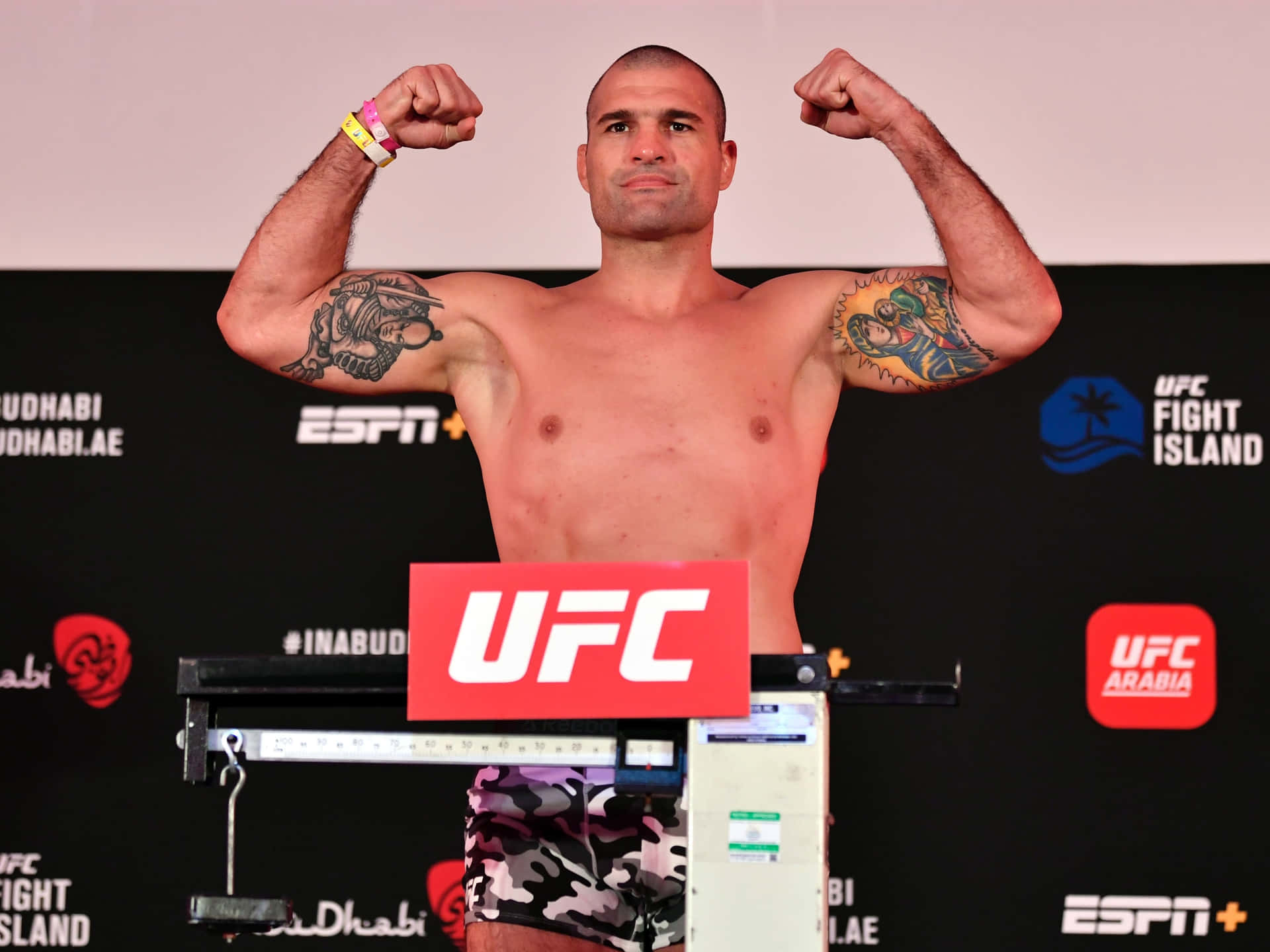 UFC拳手在稱重活動中於磅秤上屈起手臂。