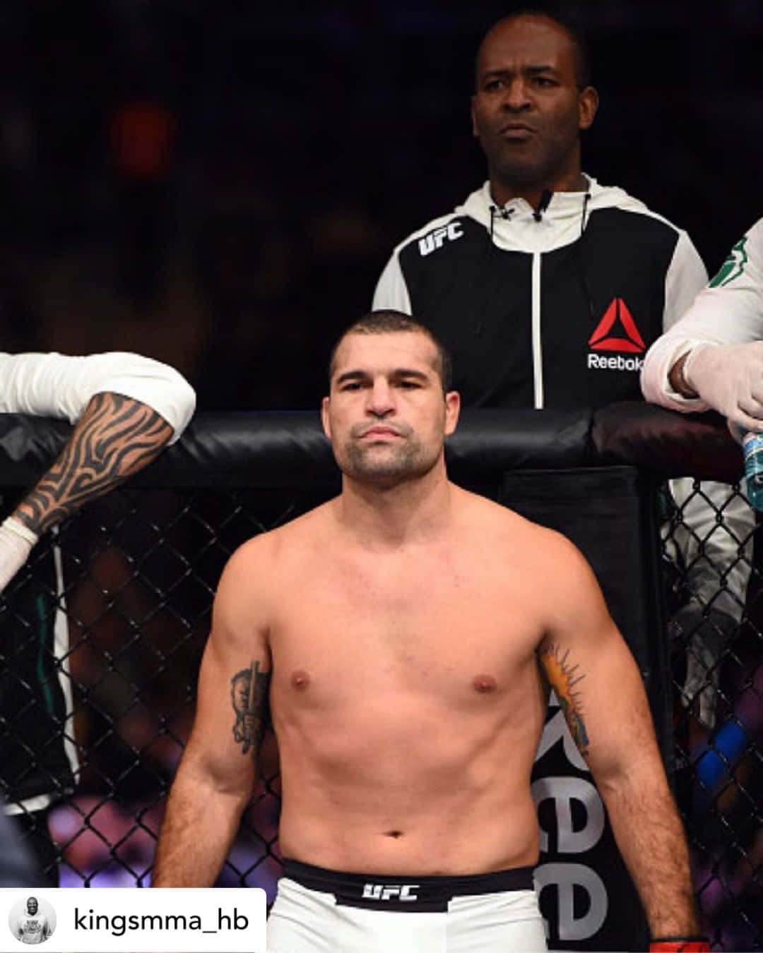 UFC八角籠中的MMA拳手，有紋身，裁判在後面。