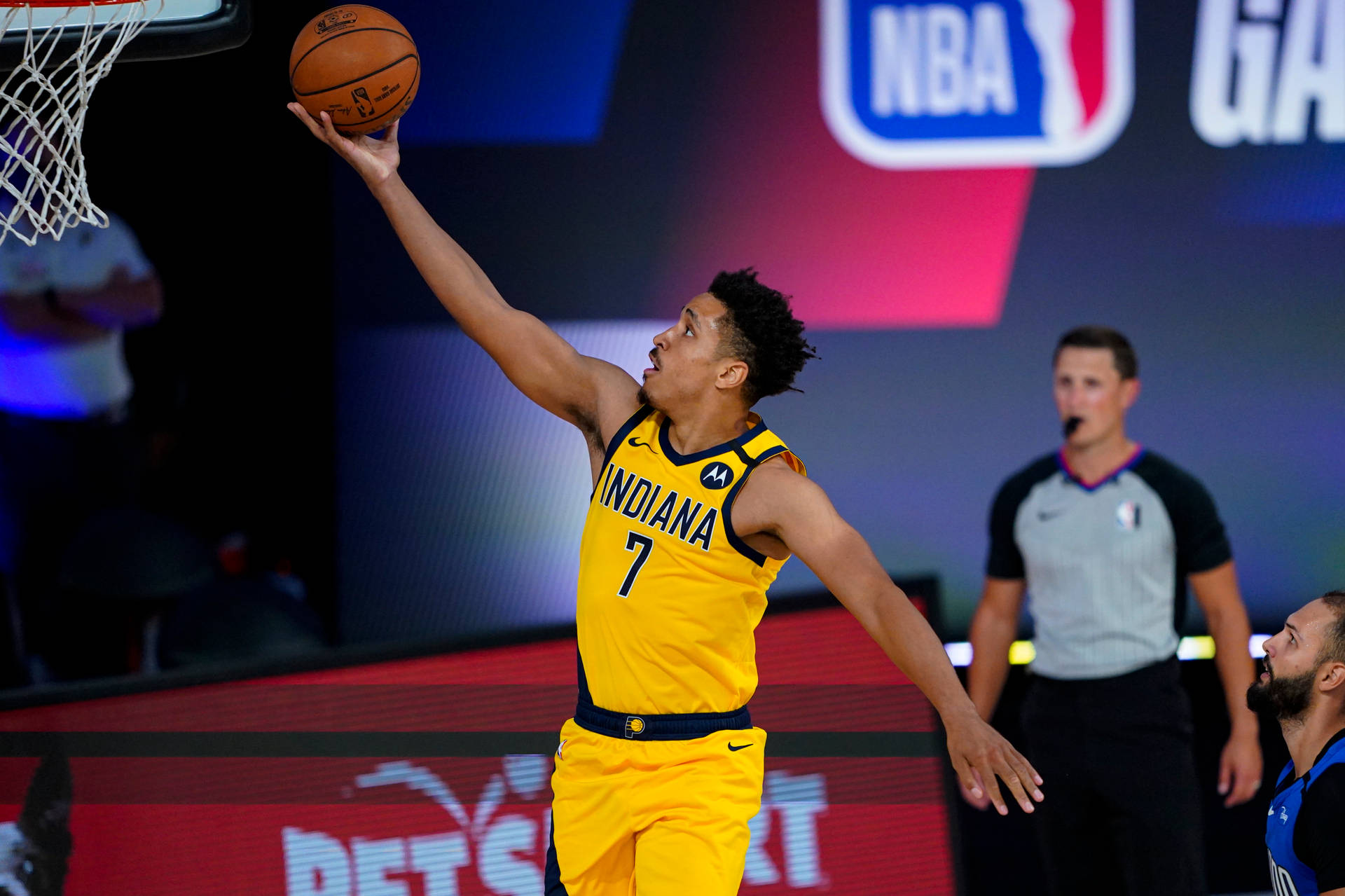 印第安納溜馬球員在NBA比賽中灌籃。