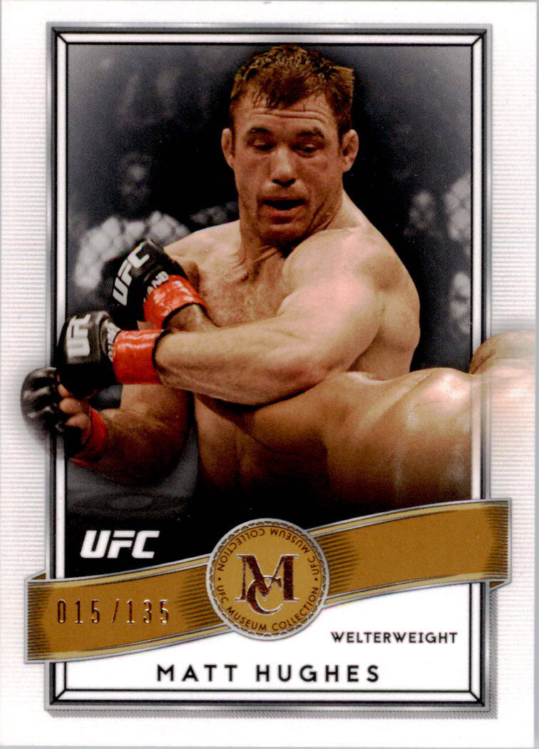 馬特·休斯UFC選手卡 壁紙 — Matt Hughes 以 UFC 次中量級搏擊姿勢展現，專注力極強，汗水在他肌肉發達的軀幹上閃閃發光。