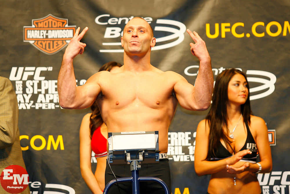 UFC拳手在稱重活動中站在體重磅上擺出和平手勢