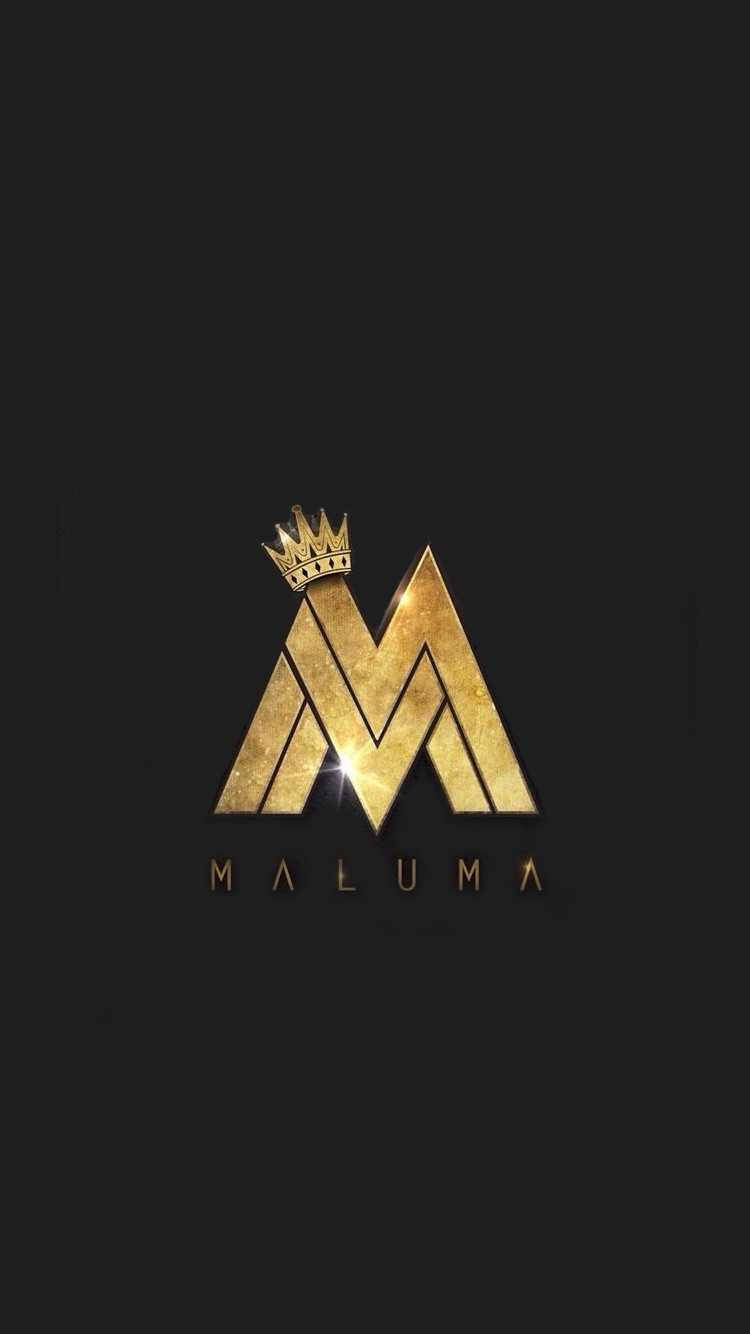 馬盧馬金色標誌 壁紙 — 金色皇冠頂部的「M」標誌，帶有「MALUMA」文字，在黑色背景上發光。