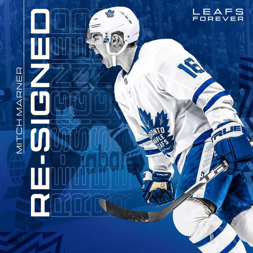 冰球運動員 Mitch Marner 身穿多倫多楓葉隊制服，手持球棍慶祝。