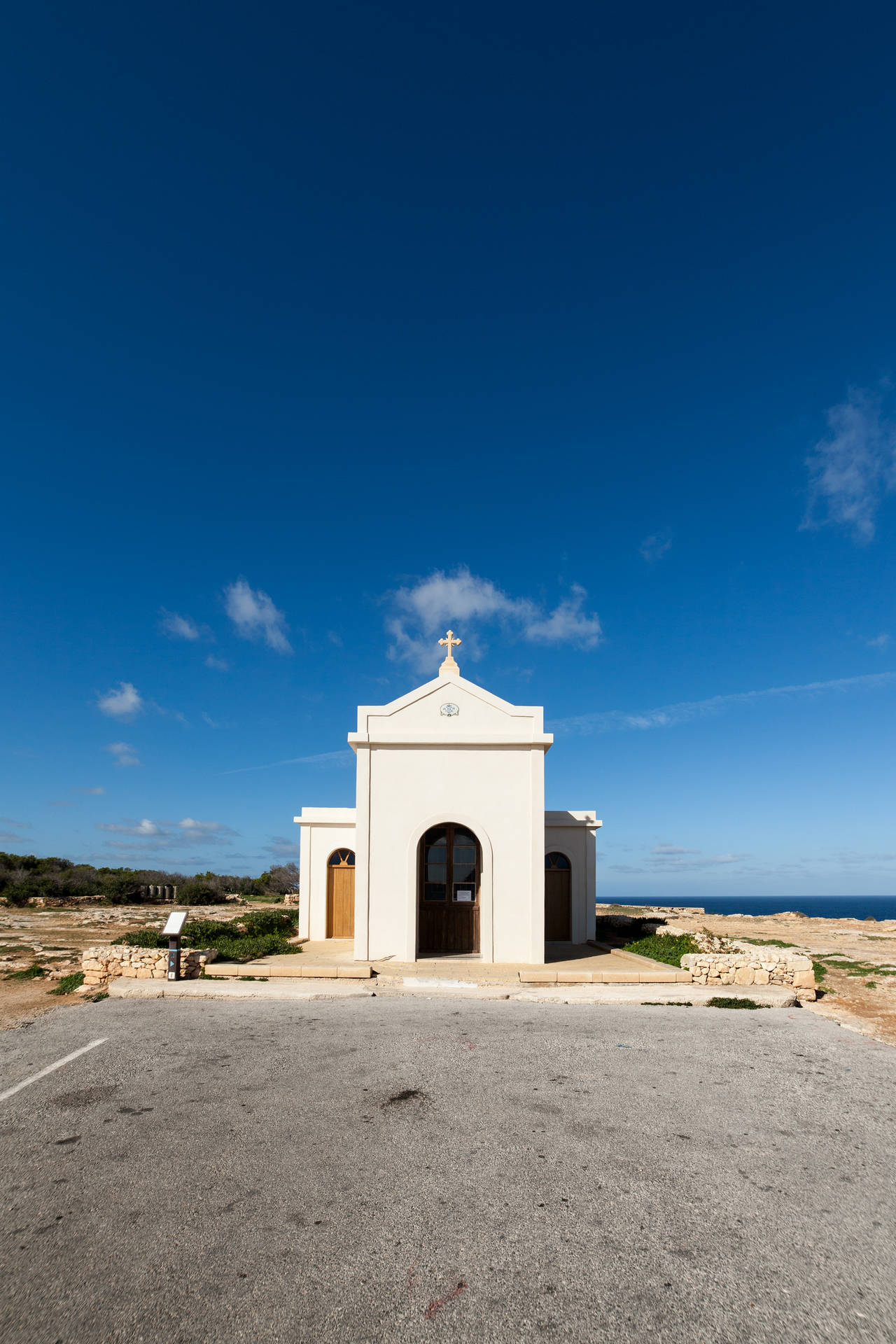 清澈藍天下海岸懸崖上的白色教堂。