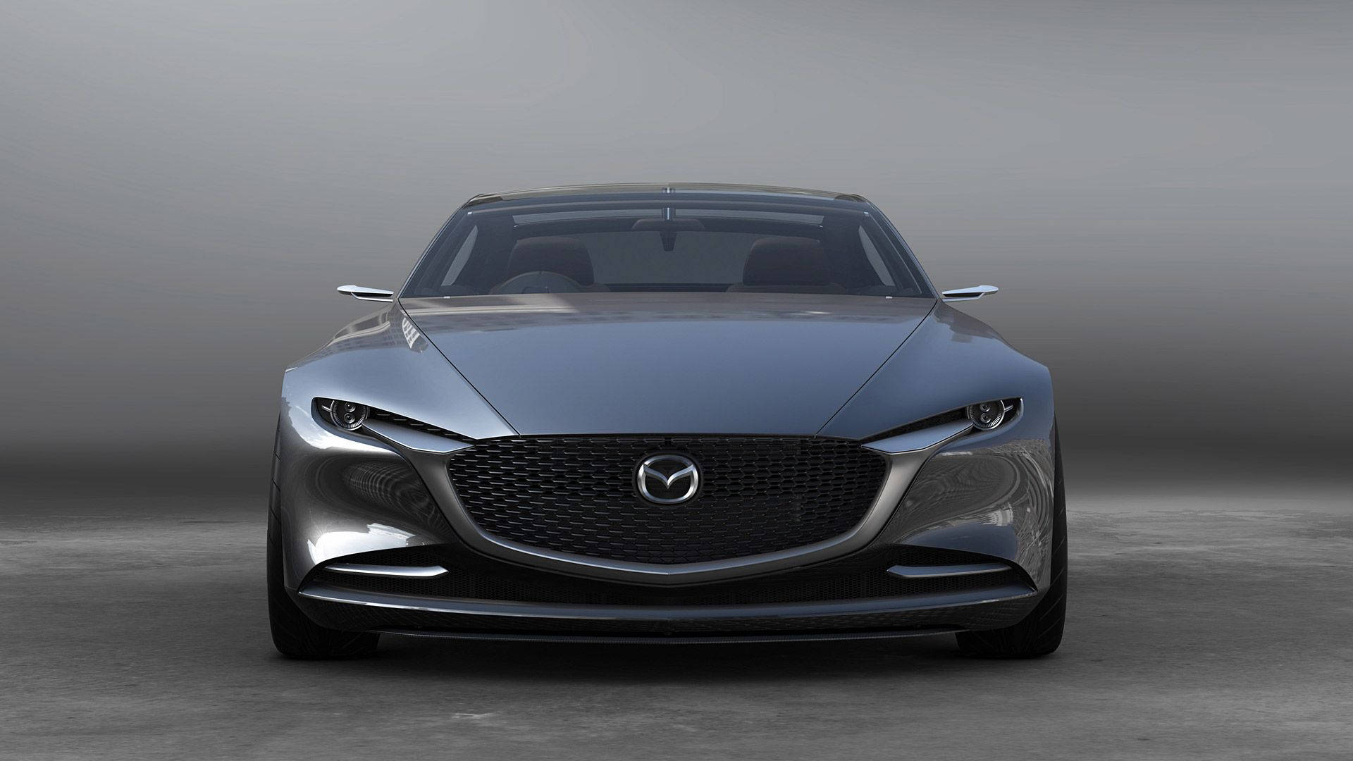工作室環境中銀色Mazda概念車的前視圖。