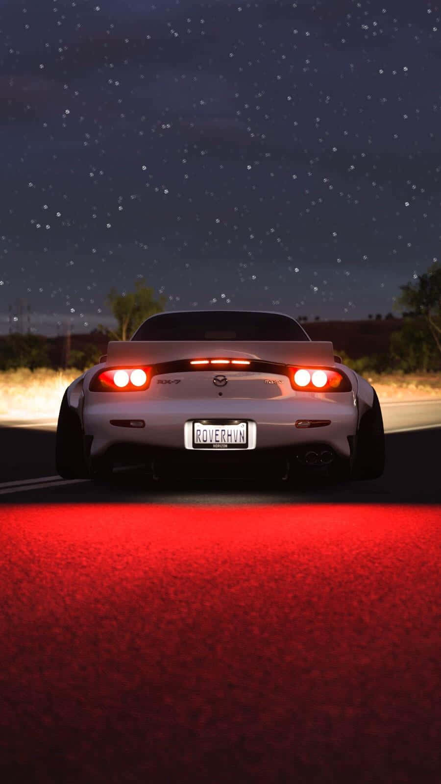 白色跑車配紅色尾燈，在星光燦爛的夜空下駛於發紅光的道路。