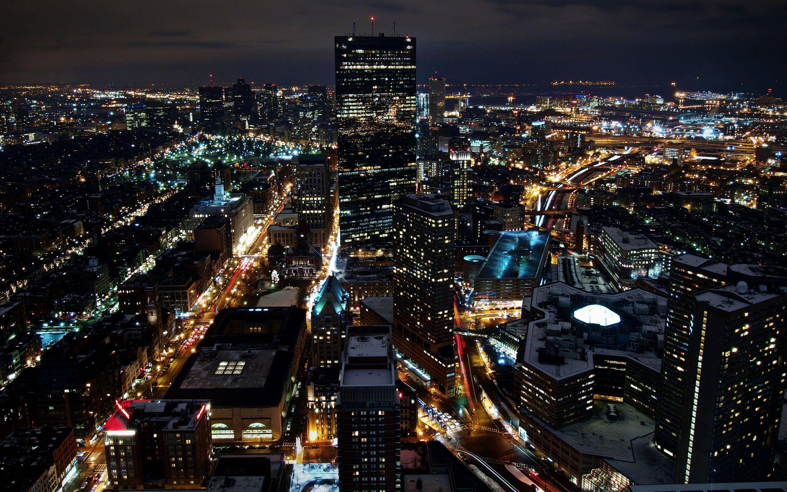 馬薩諸塞州夜景城市風光 壁紙 — 雪景城市夜景鳥瞰圖，高樓大廈燈火通明，街燈閃爍。
