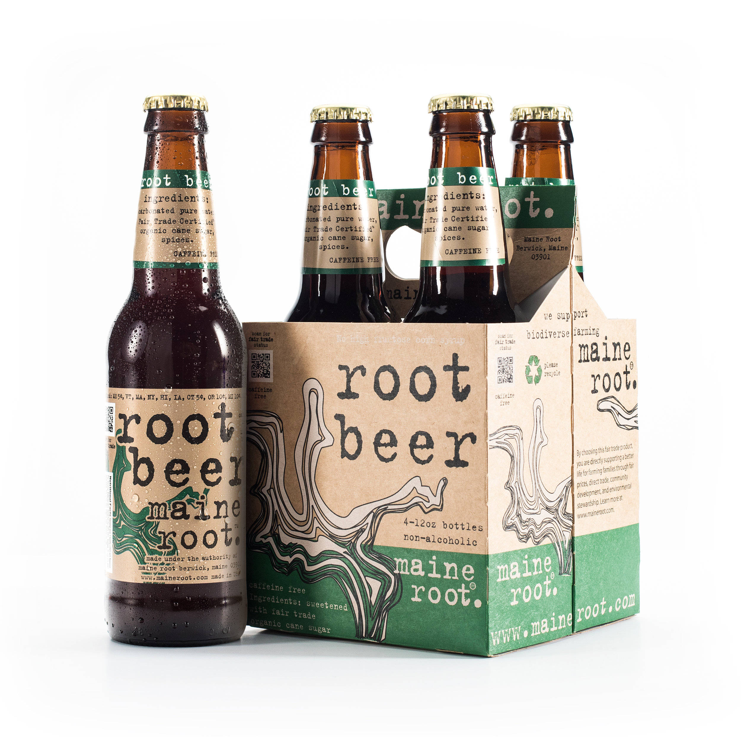 馬薩諸塞州根汁汽水盒裝組合 壁紙 — 四個冷藏的Maine Root根汁啤酒瓶放在一個帶有綠色和棕色品牌的紙板托架上，背景為白色。