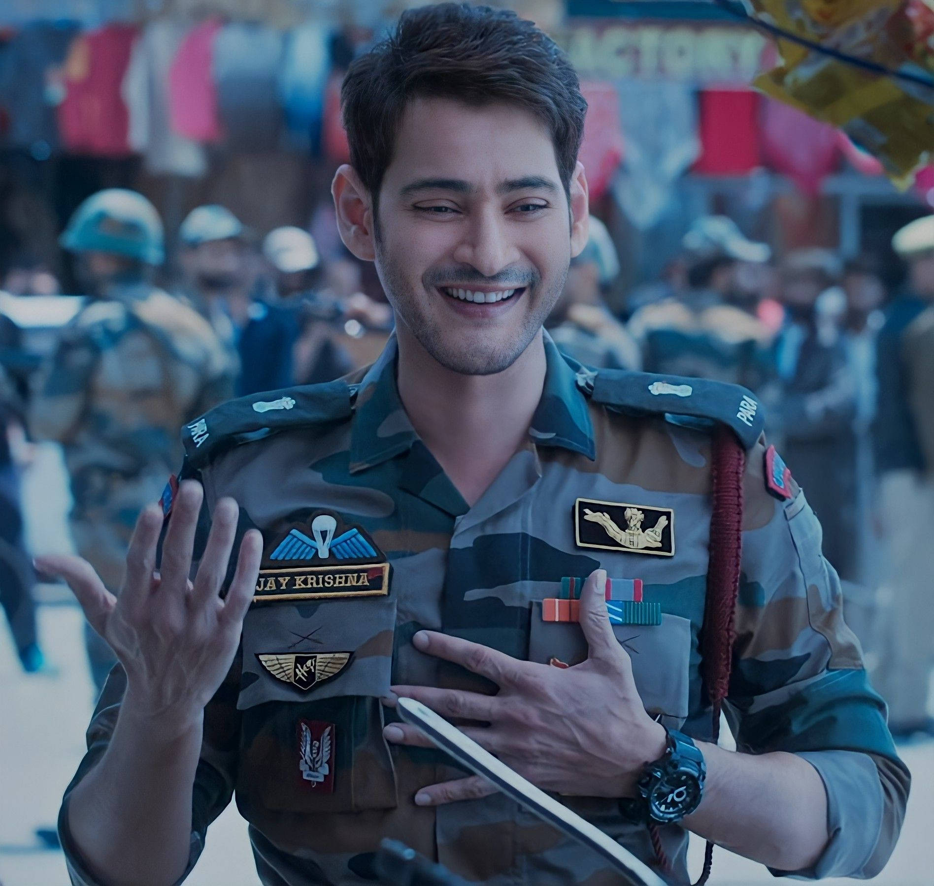 一名開朗的士兵身穿軍服，在擁擠的市場中手持一把劍。